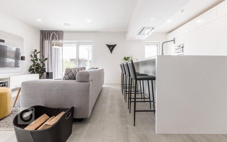 add picture to album