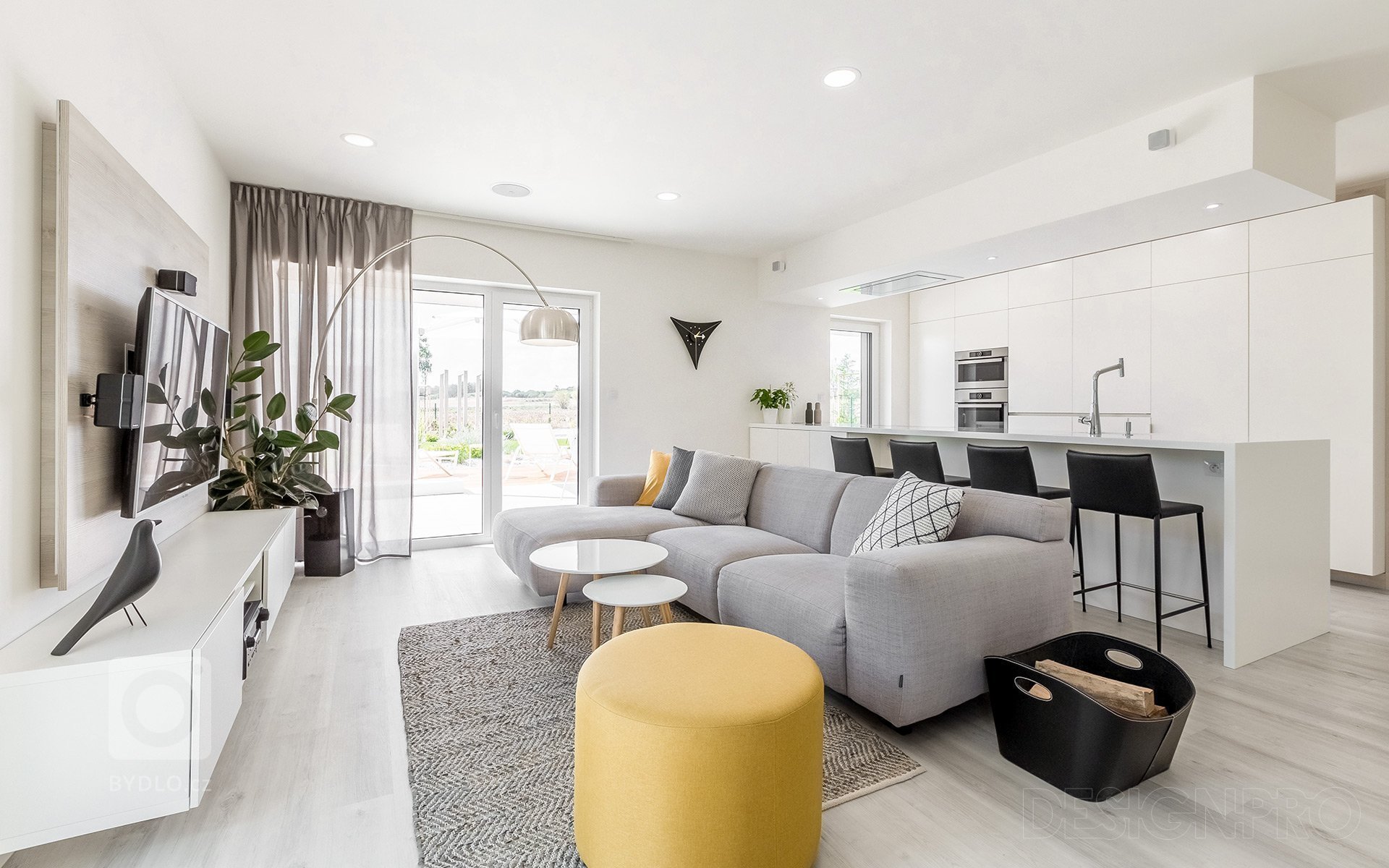 Navrhli jsme interiér v novostavbě rodinného domu v malebné obci Čakovičky ve Středočeském kraji. Jednopodlažní dům má velkou zahradu s terasou a bazénem.&nbsp…