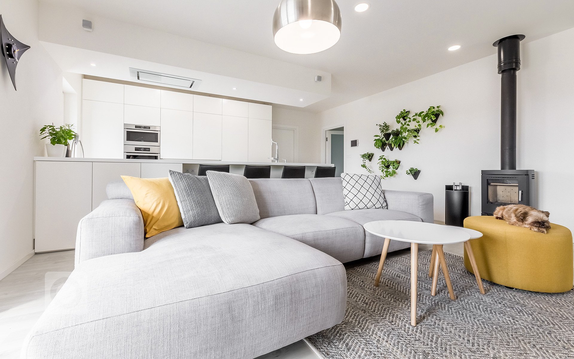 Navrhli jsme interiér v novostavbě rodinného domu v malebné obci Čakovičky ve Středočeském kraji. Jednopodlažní dům má velkou zahradu s terasou a bazénem.&nbsp…