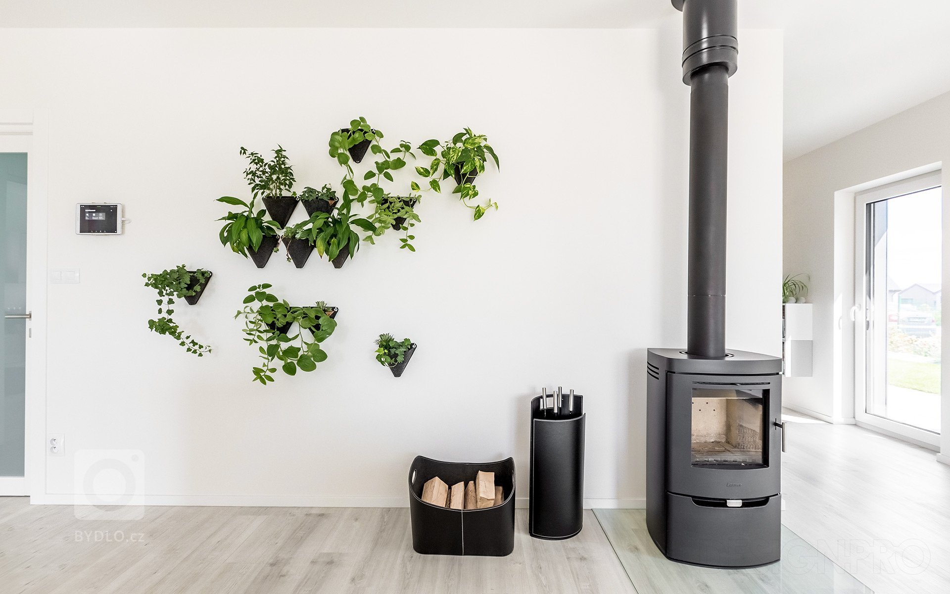 Navrhli jsme interiér v novostavbě rodinného domu v malebné obci Čakovičky ve Středočeském kraji. Jednopodlažní dům má velkou zahradu s terasou a bazénem.&nbsp…