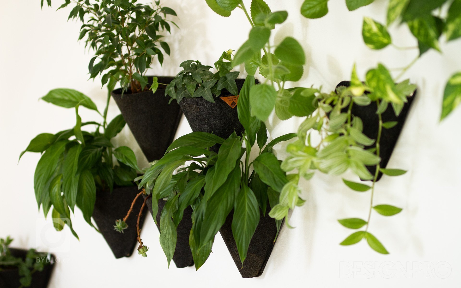 Navrhli jsme interiér v novostavbě rodinného domu v malebné obci Čakovičky ve Středočeském kraji. Jednopodlažní dům má velkou zahradu s terasou a bazénem.&nbsp…