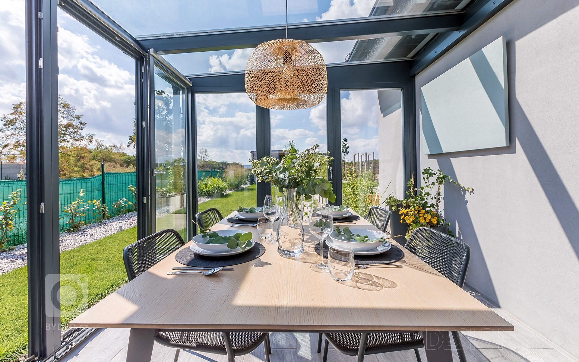 Navrhli jsme interiér v novostavbě rodinného domu v malebné obci Čakovičky ve Středočeském kraji. Jednopodlažní dům má velkou zahradu s terasou a bazénem.&nbsp…