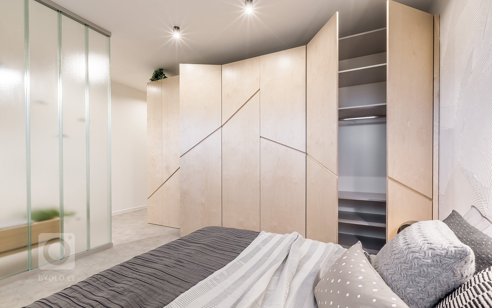 Interiér bytu v novostavbě bytového domu v pražských Hodkovičkách.&nbsp;Byt určený pro mladou slečnu jsme s klientkou začali řešit již v průběhu klientských…