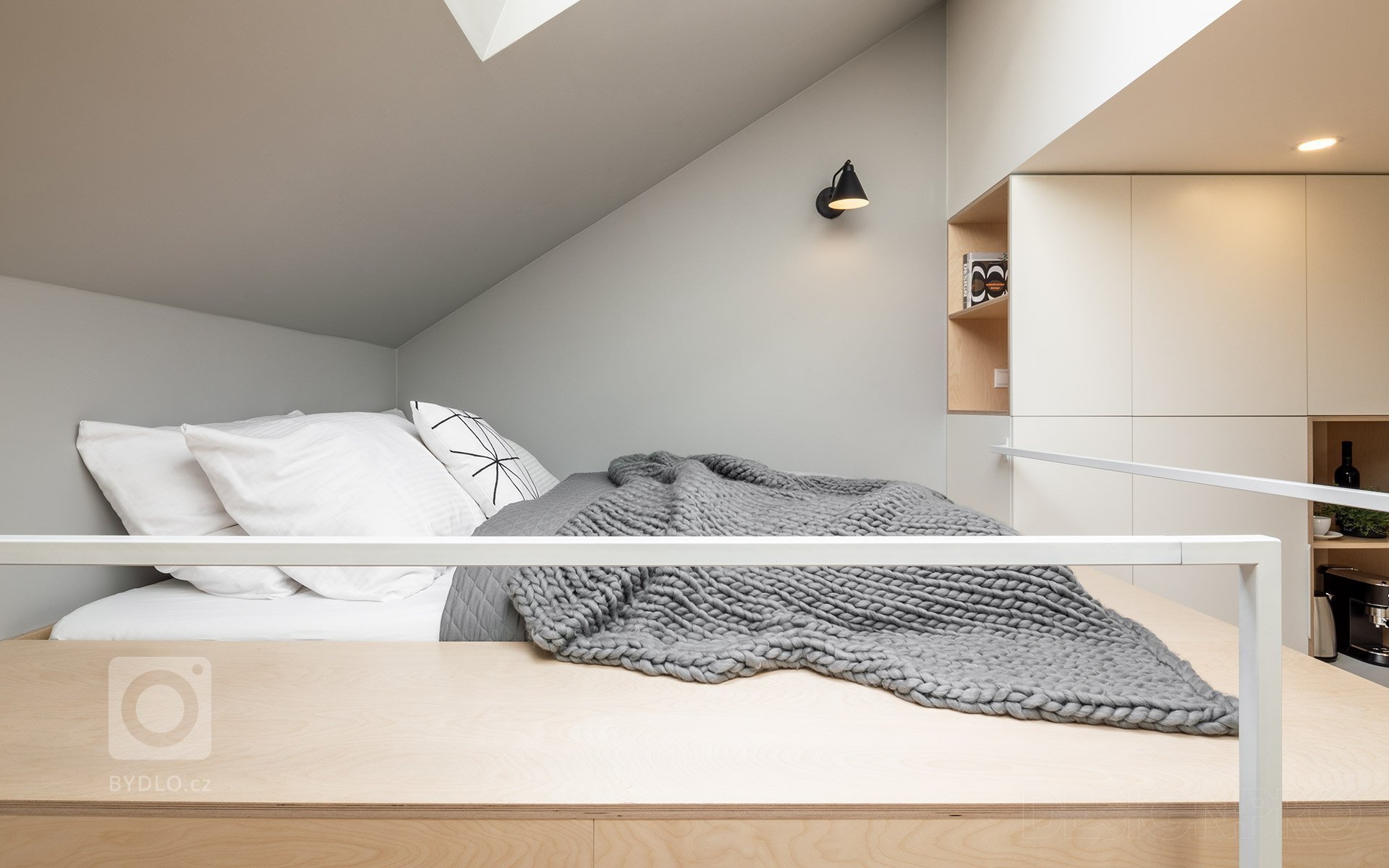 Interiér podkrovního bytu v centru Prahy v ulici Štěpánská. Malý byt na krátkodobý pronájem, o velikosti pouhých 23 metrů čtverečních, jsme navrhovali a…