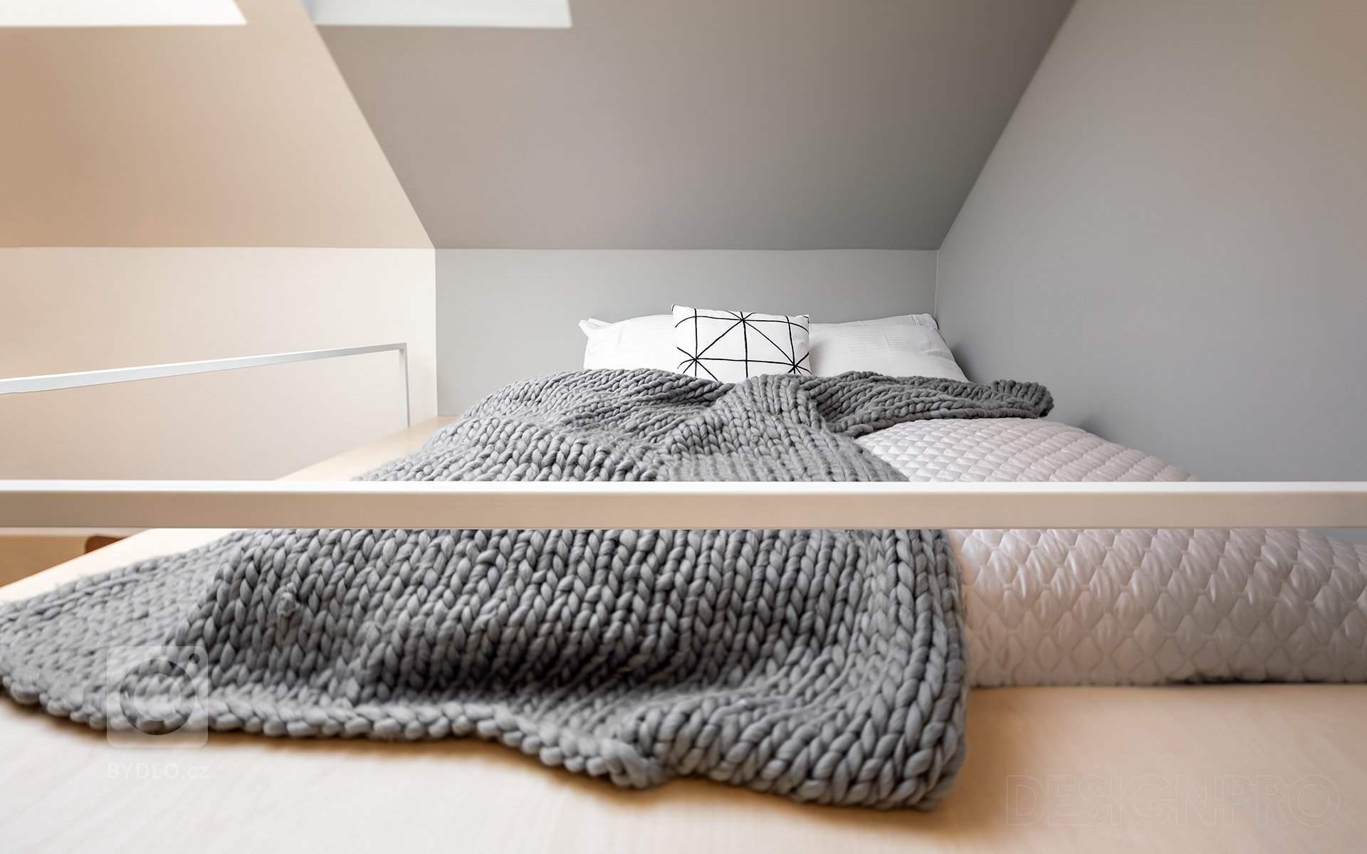 Interiér podkrovního bytu v centru Prahy v ulici Štěpánská. Malý byt na krátkodobý pronájem, o velikosti pouhých 23 metrů čtverečních, jsme navrhovali a…