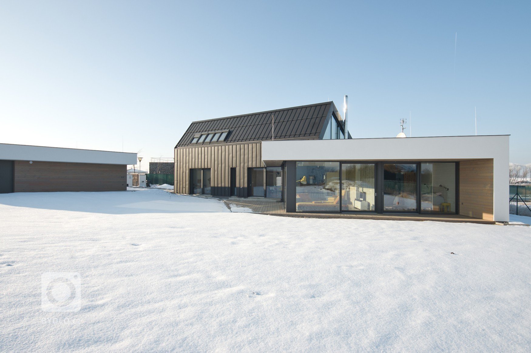 Novostavba rodinného domu. Fotky těsně před dokončením. Ještě chybí nějaké to světlo a hlavně zahrada, ale už se nám to rýsuje :) Projekt vznikl ve spolupráci…