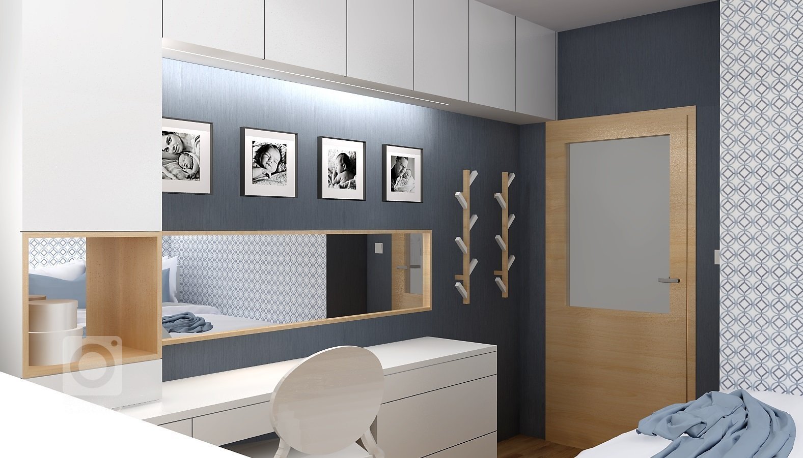 Odstíny modré v kombinaci s bílým laminem a světlým dřevodekorem vytváří příjemné prostředí pro odpočinek. V nejmenší místnosti bytu vznikl návrh plnohodnotné…