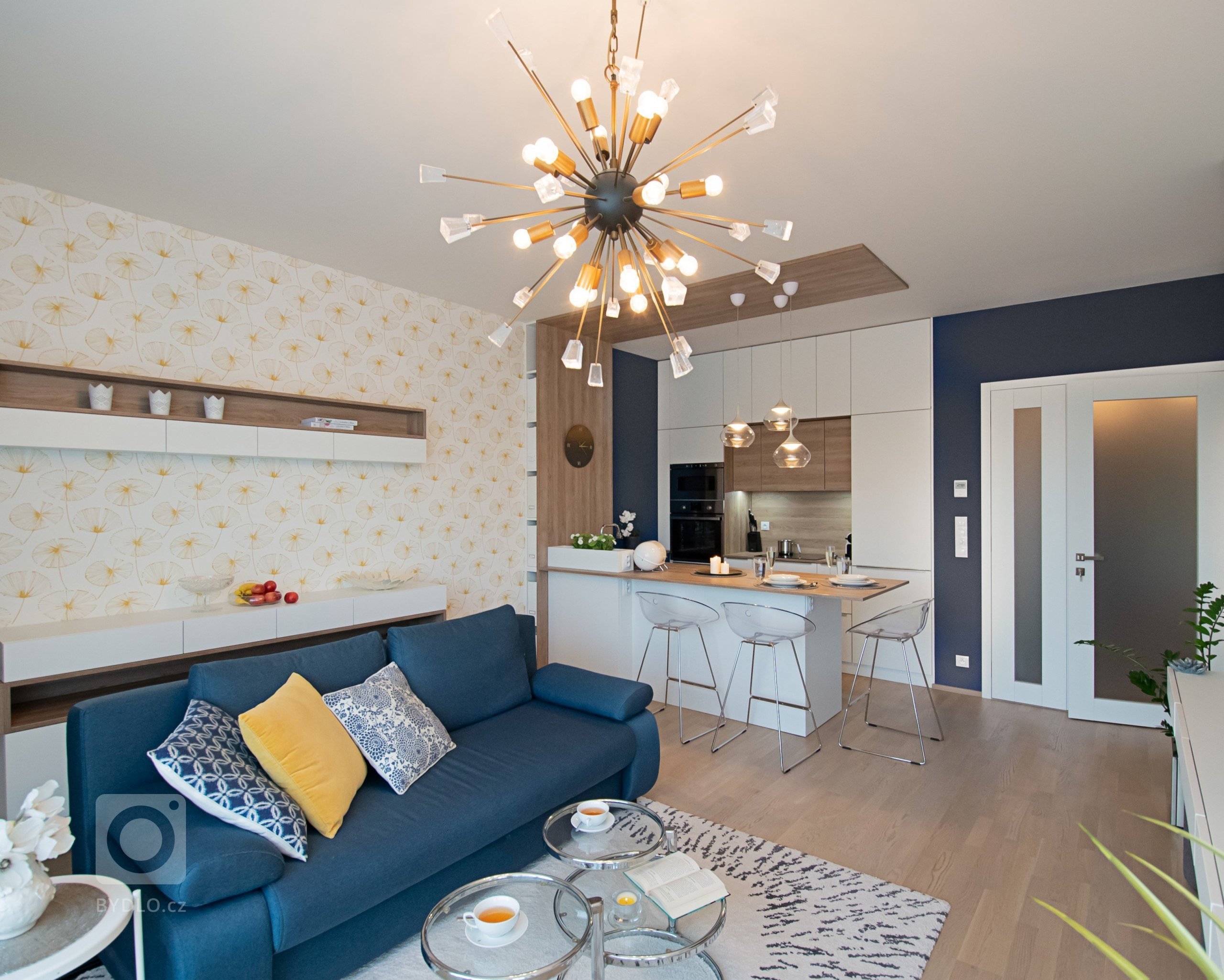 Byt s&nbsp;výhledem na Vltavu je pravým dámským královstvím. Inspirací při jeho realizaci se stalo to, co je vidět z&nbsp;okna &ndash; voda, slunce a&nbsp…