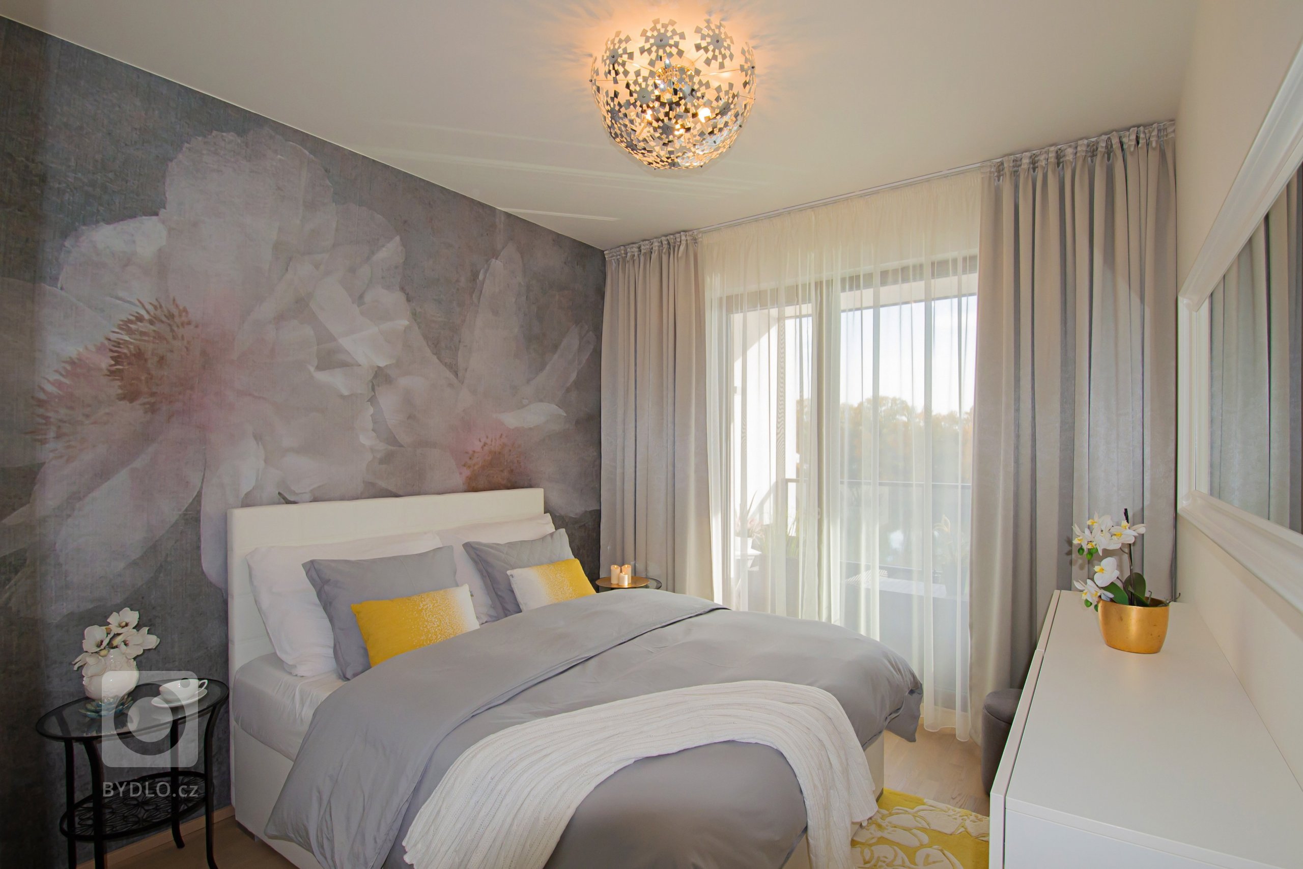 Byt s&nbsp;výhledem na Vltavu je pravým dámským královstvím. Inspirací při jeho realizaci se stalo to, co je vidět z&nbsp;okna &ndash; voda, slunce a&nbsp…