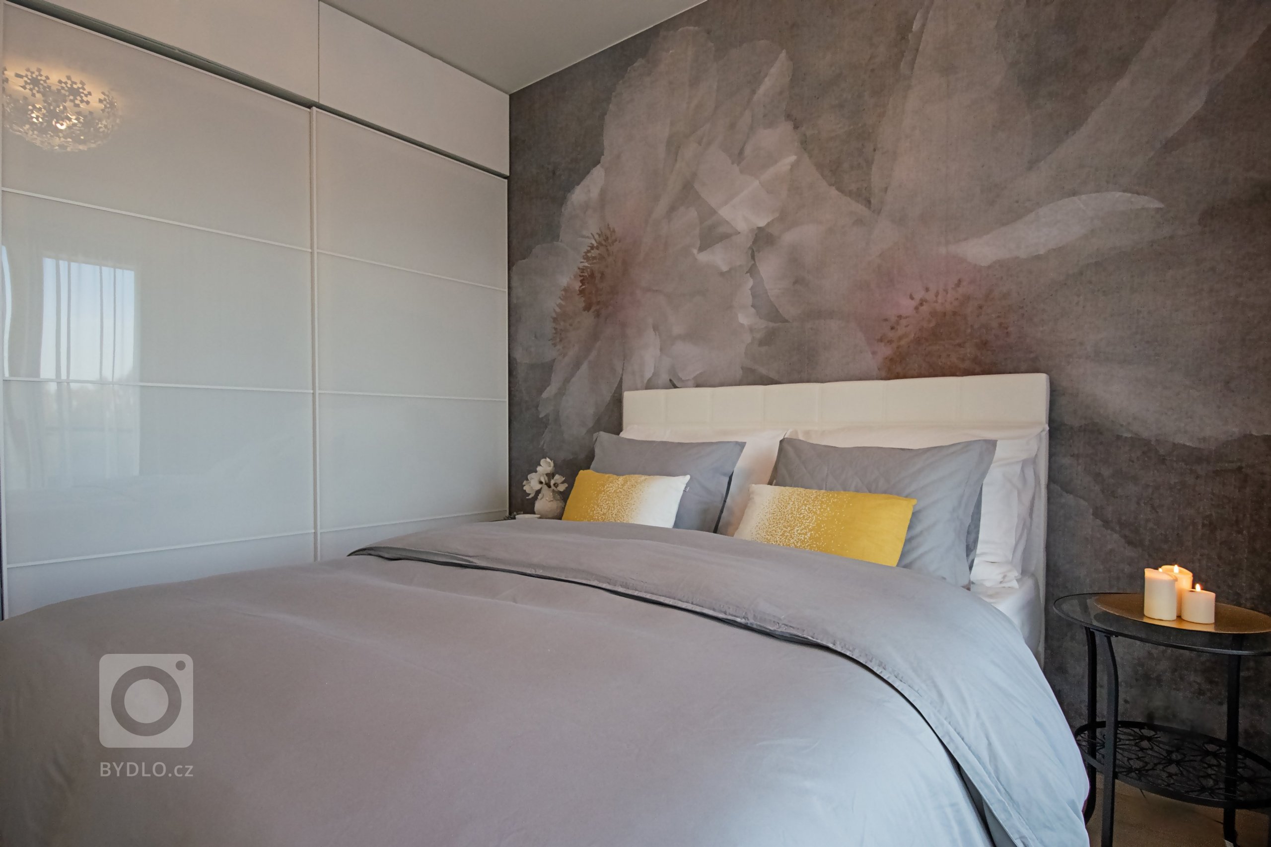 Byt s&nbsp;výhledem na Vltavu je pravým dámským královstvím. Inspirací při jeho realizaci se stalo to, co je vidět z&nbsp;okna &ndash; voda, slunce a&nbsp…