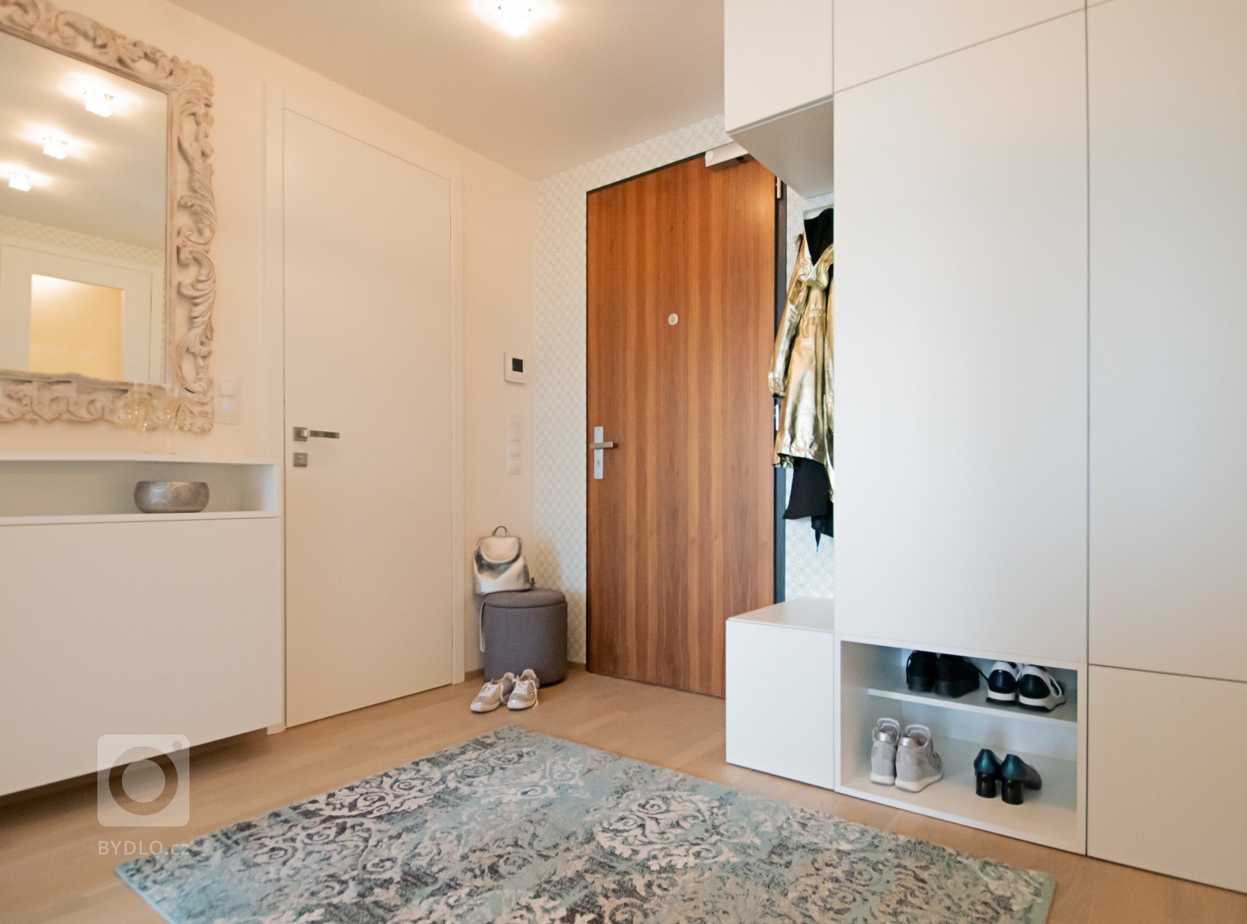 Byt s&nbsp;výhledem na Vltavu je pravým dámským královstvím. Inspirací při jeho realizaci se stalo to, co je vidět z&nbsp;okna &ndash; voda, slunce a&nbsp…