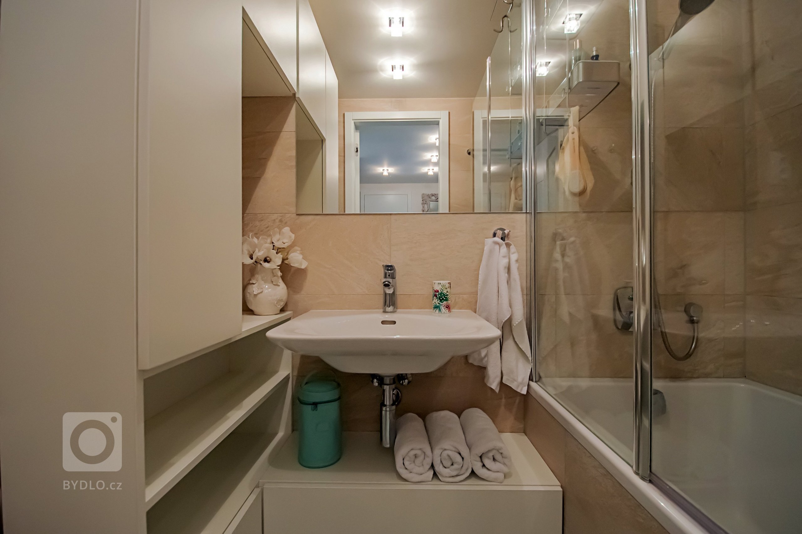 Byt s&nbsp;výhledem na Vltavu je pravým dámským královstvím. Inspirací při jeho realizaci se stalo to, co je vidět z&nbsp;okna &ndash; voda, slunce a&nbsp…