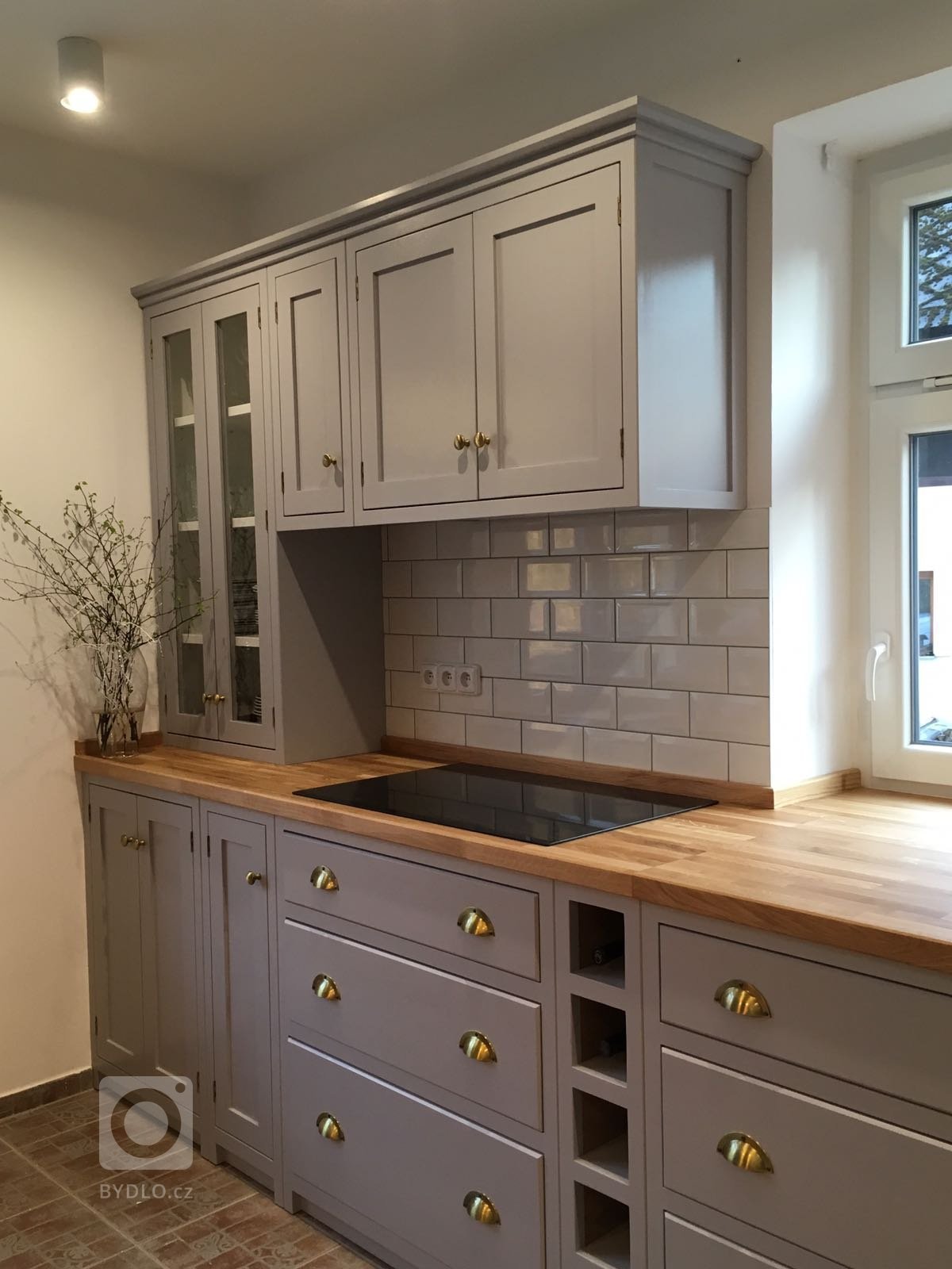 Pro našeho klienta jsme navrhli a vyrobili kuchyni v anglickém stylu. Kuchyně je ručně&nbsp;vyrobena z masivního tvrdého dřeva a ručně natřena. Pracovní deska…