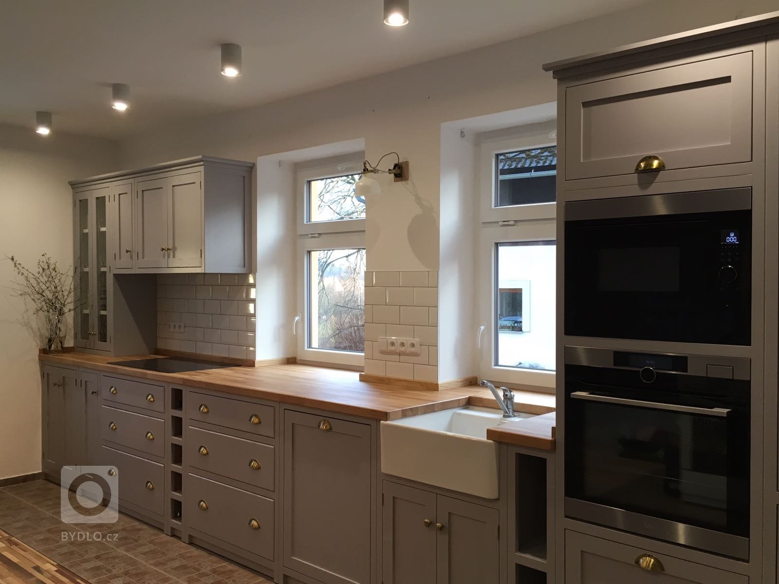 Pro našeho klienta jsme navrhli a vyrobili kuchyni v anglickém stylu. Kuchyně je ručně&nbsp;vyrobena z masivního tvrdého dřeva a ručně natřena. Pracovní deska…