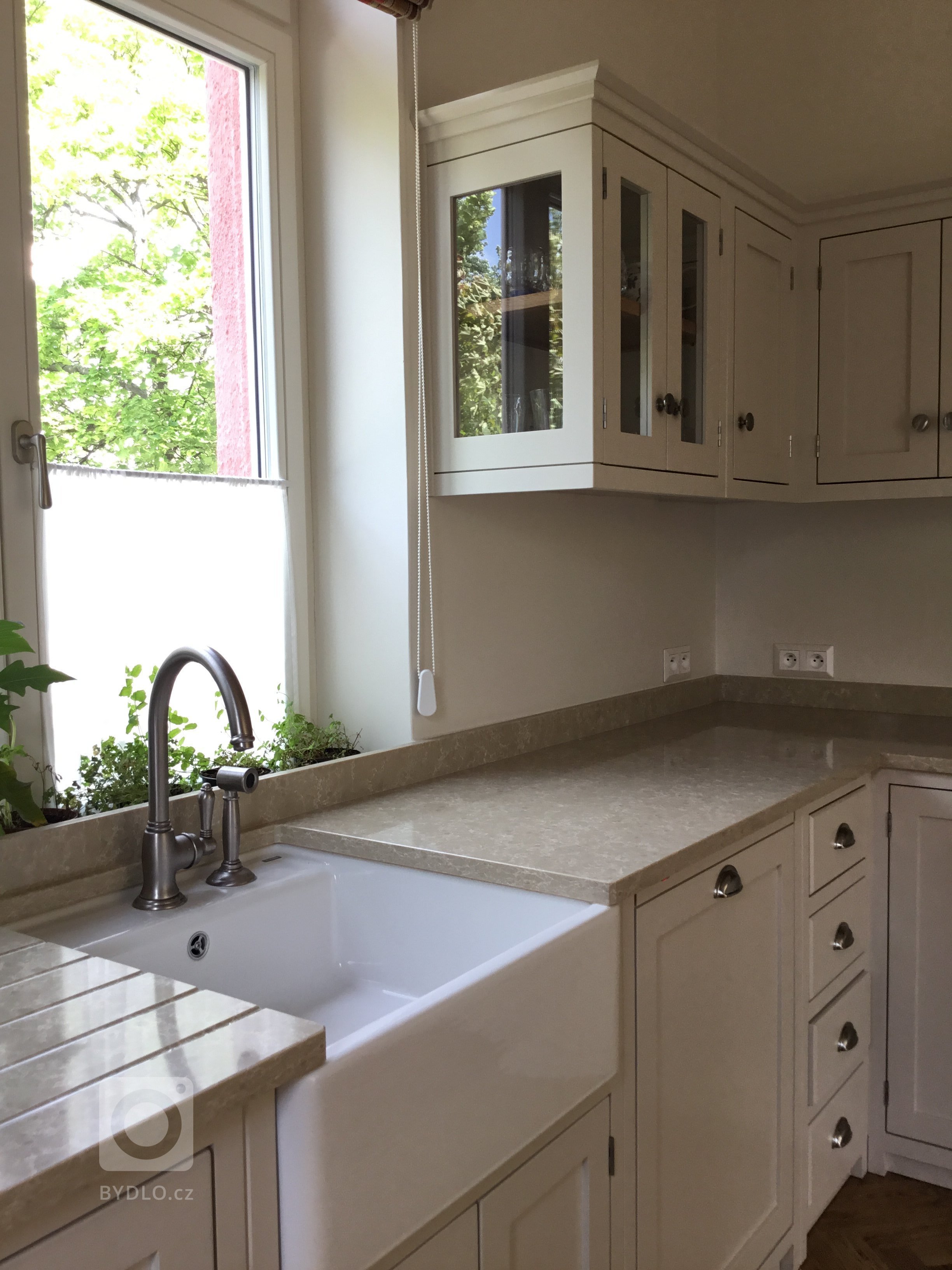 Do vily na Ořechovce jsme mimo jiného nábytku, vyrobili také tuto krásnou kuchyni v anglickém stylu. Je vyrobena z masivního tvrdého dřeva a ručně natřena.…