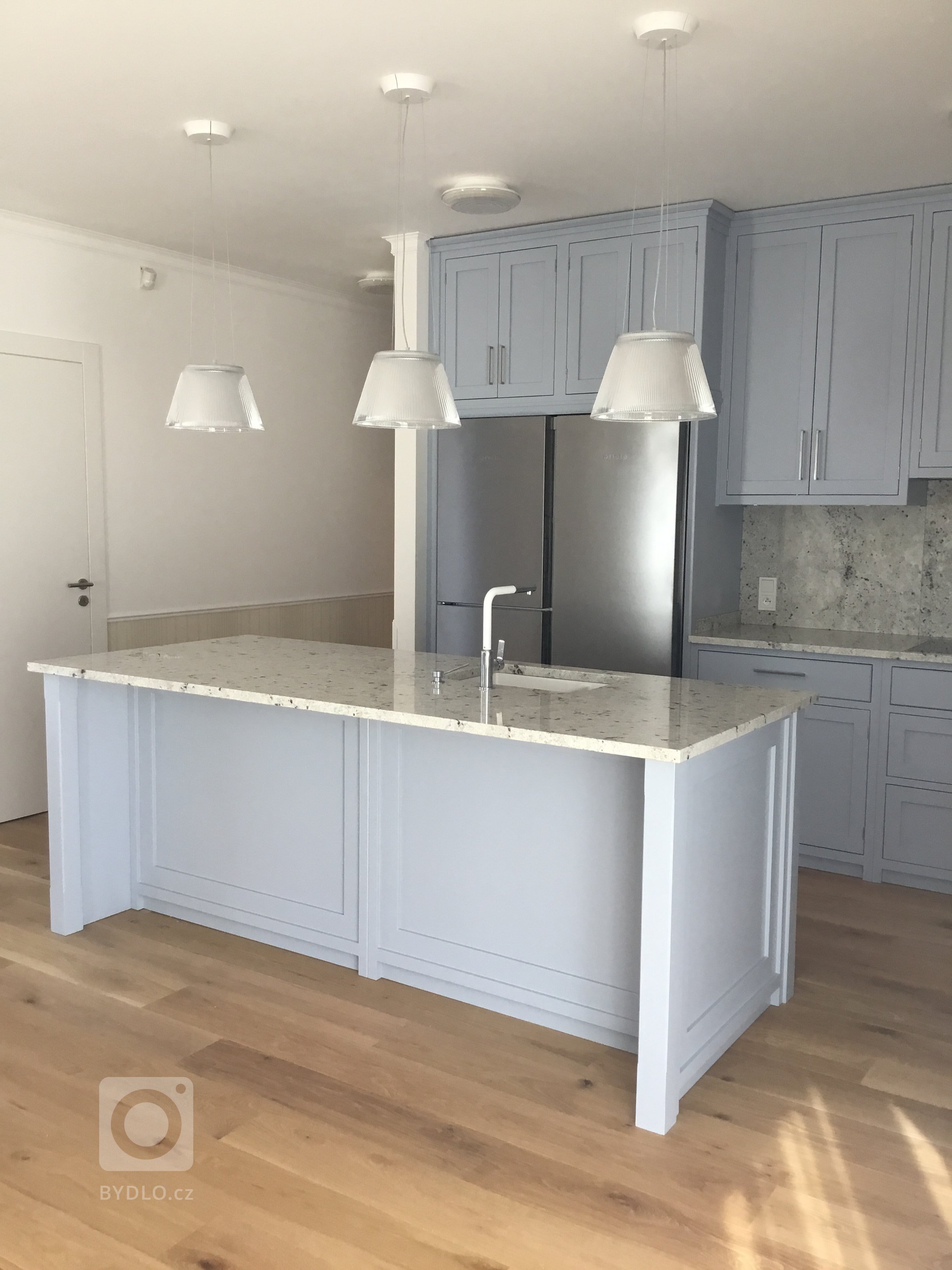 Kuchyně na míru v anglickém stylu vyrobená z masivního tvrdého dřeva, ručně natíraná.

Kuchyně byla vyrobená v naší truhlárně nedaleko Prahy.&nbsp;
