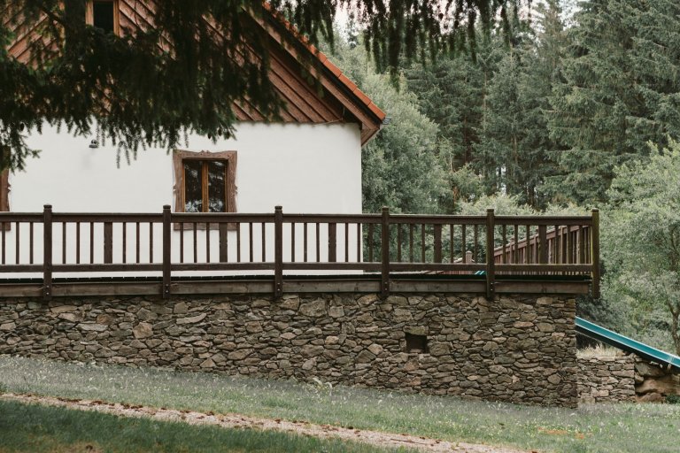 Tato krásná kuchyně propojuje kombinaci dubového dřeva, ručního nátěru a přírodního kamene. Dubová prosklená kredenc nabízí spoustu úložného prostoru a díky…