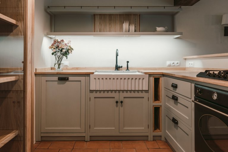 Tato krásná kuchyně propojuje kombinaci dubového dřeva, ručního nátěru a přírodního kamene. Dubová prosklená kredenc nabízí spoustu úložného prostoru a díky…