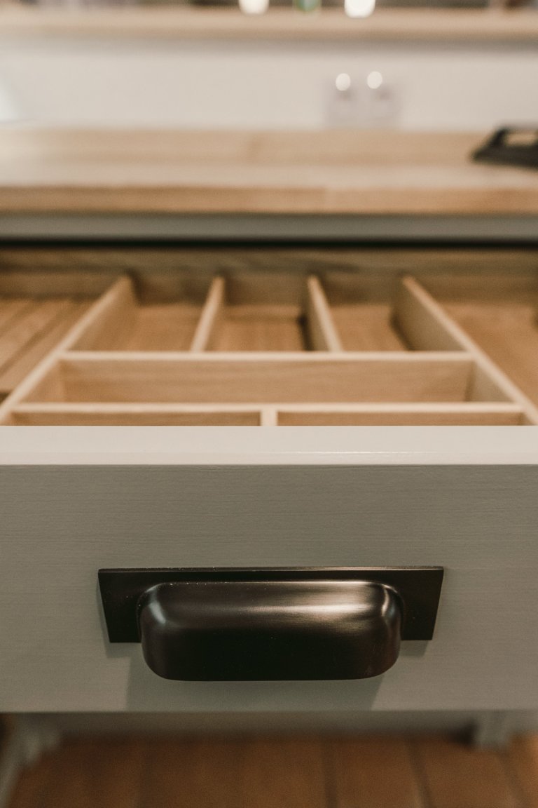 Tato krásná kuchyně propojuje kombinaci dubového dřeva, ručního nátěru a přírodního kamene. Dubová prosklená kredenc nabízí spoustu úložného prostoru a díky…