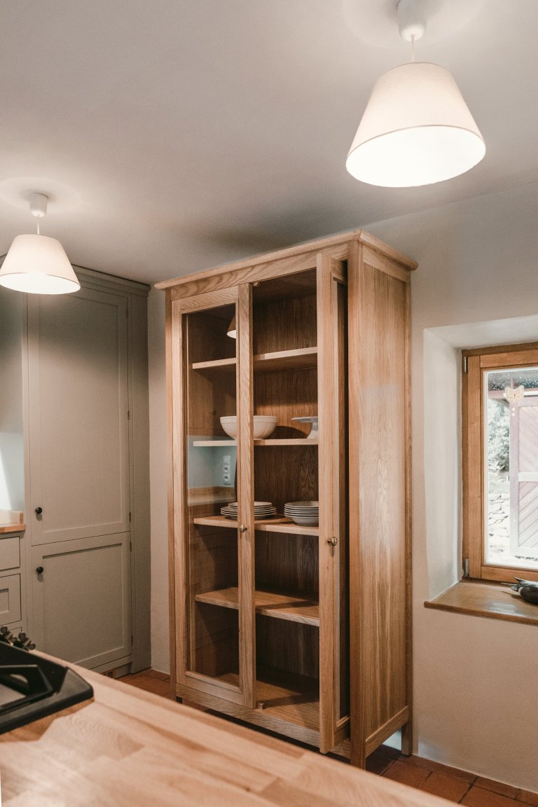 Tato krásná kuchyně propojuje kombinaci dubového dřeva, ručního nátěru a přírodního kamene. Dubová prosklená kredenc nabízí spoustu úložného prostoru a díky…