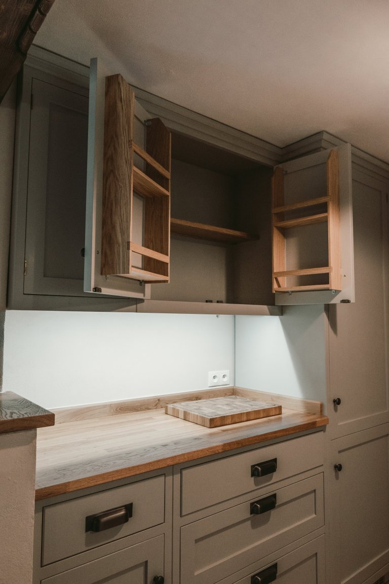 Tato krásná kuchyně propojuje kombinaci dubového dřeva, ručního nátěru a přírodního kamene. Dubová prosklená kredenc nabízí spoustu úložného prostoru a díky…