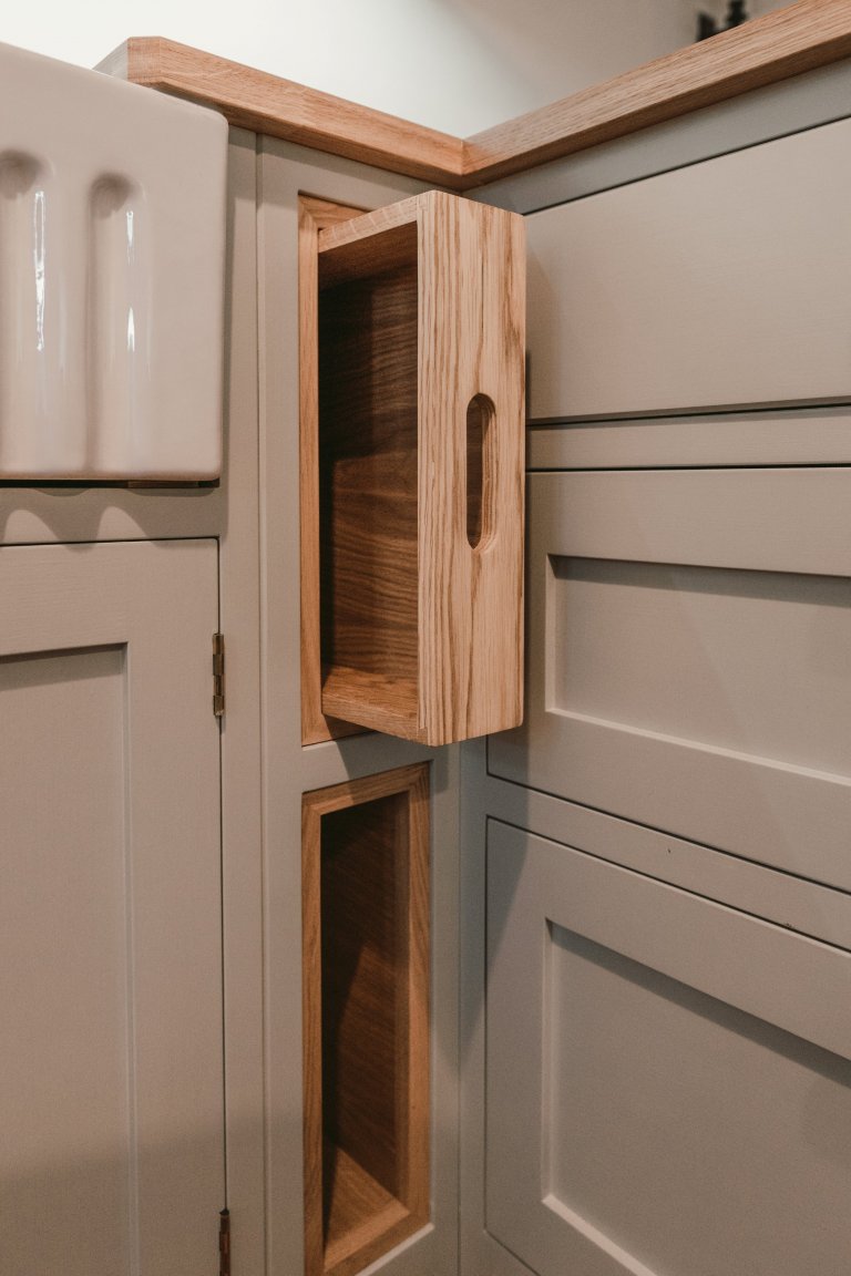 Tato krásná kuchyně propojuje kombinaci dubového dřeva, ručního nátěru a přírodního kamene. Dubová prosklená kredenc nabízí spoustu úložného prostoru a díky…