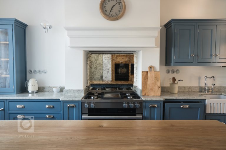 Tuto krásnou kuchyni jsme navrhli a vyrobili pro pražskou vilu z 30. let. Kuchyni v anglickém stylu vévodí klasický range cooker s falešným komínem. Dubové…