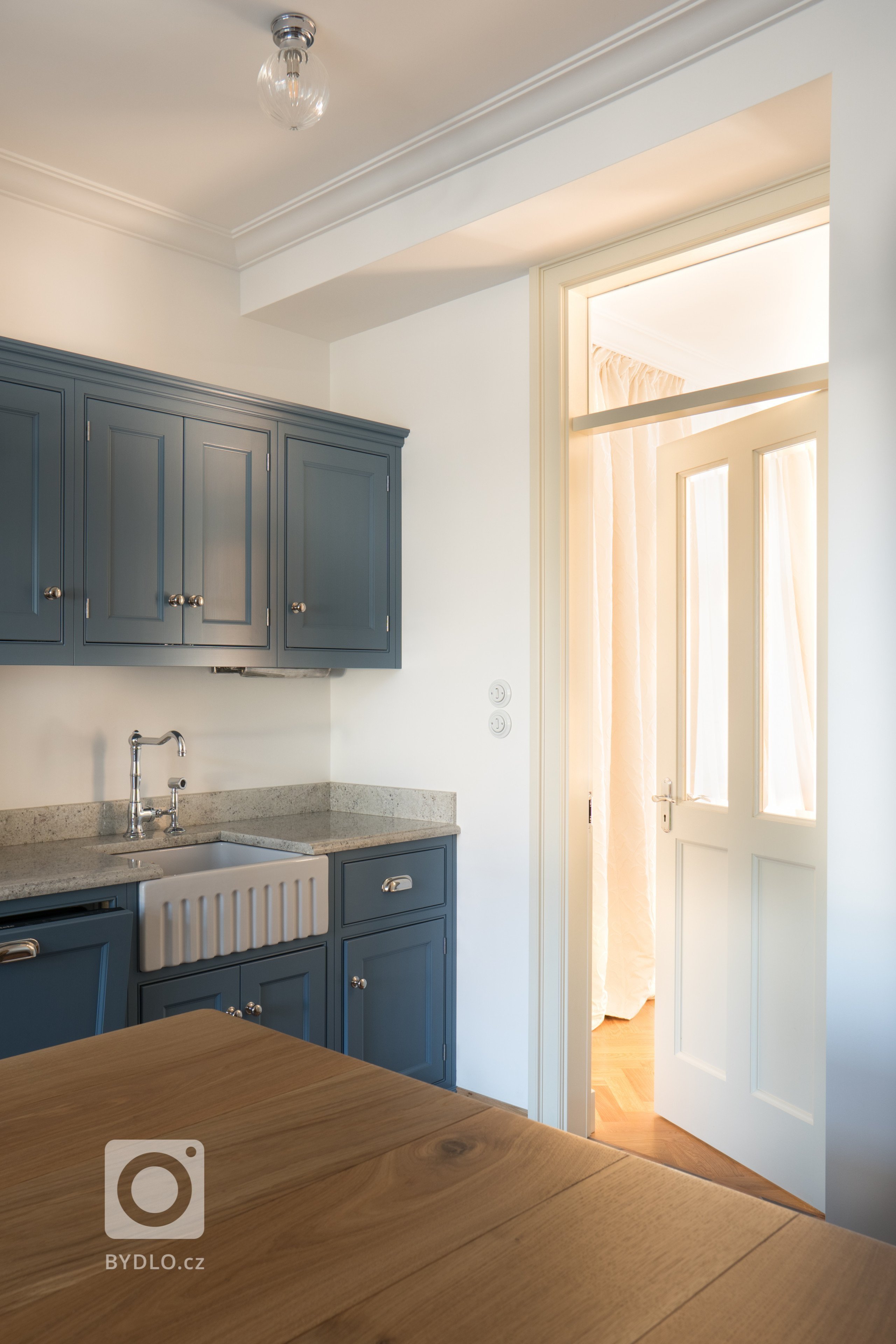 Tuto krásnou kuchyni jsme navrhli a vyrobili pro pražskou vilu z 30. let. Kuchyni v anglickém stylu vévodí klasický range cooker s falešným komínem. Dubové…