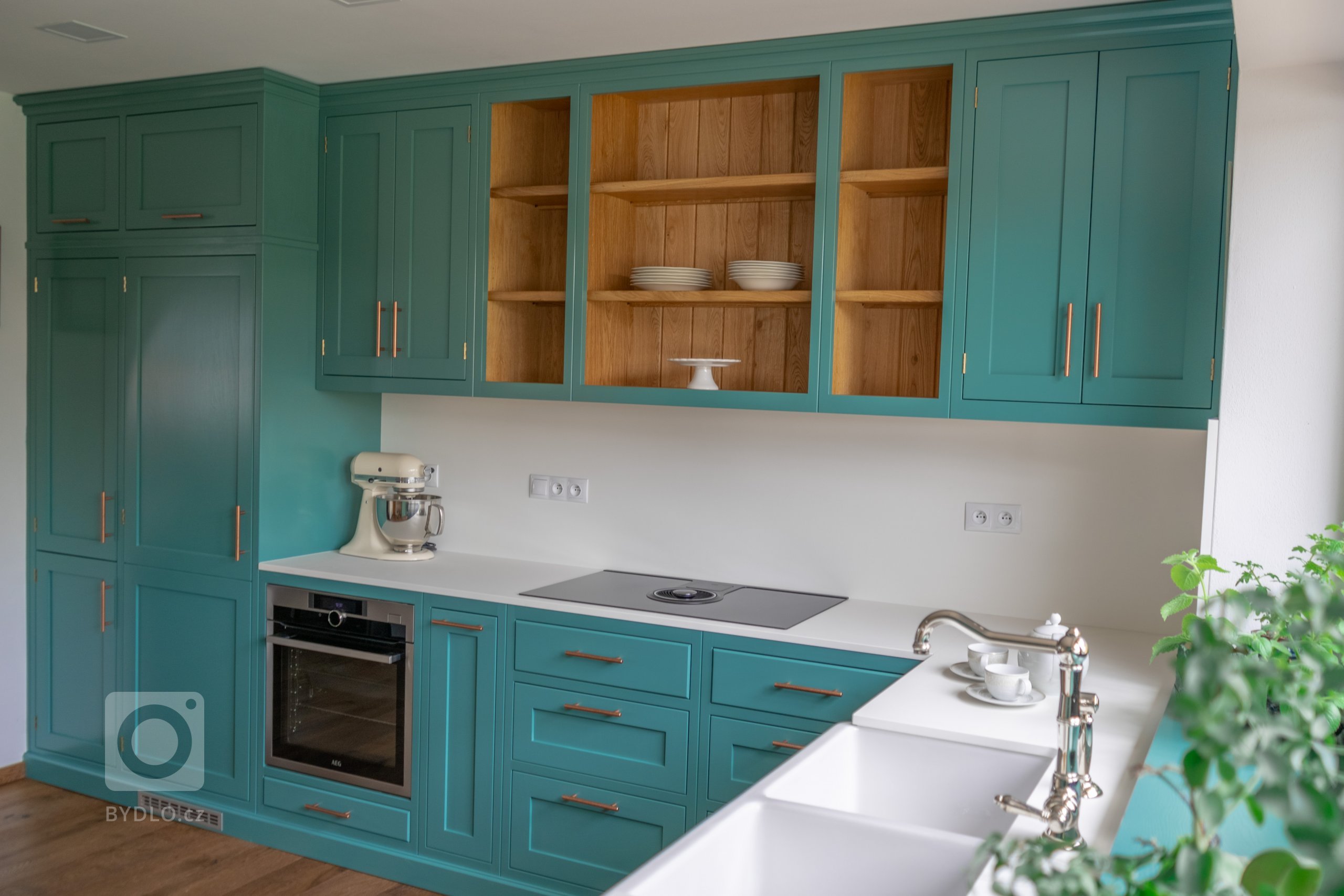 Vzhled této elegantní petrolejové kuchyně České Budějovice je kombinací nádechu venkova a rodinného životního stylu. Spokojený majitel této krásné nové kuchyně…