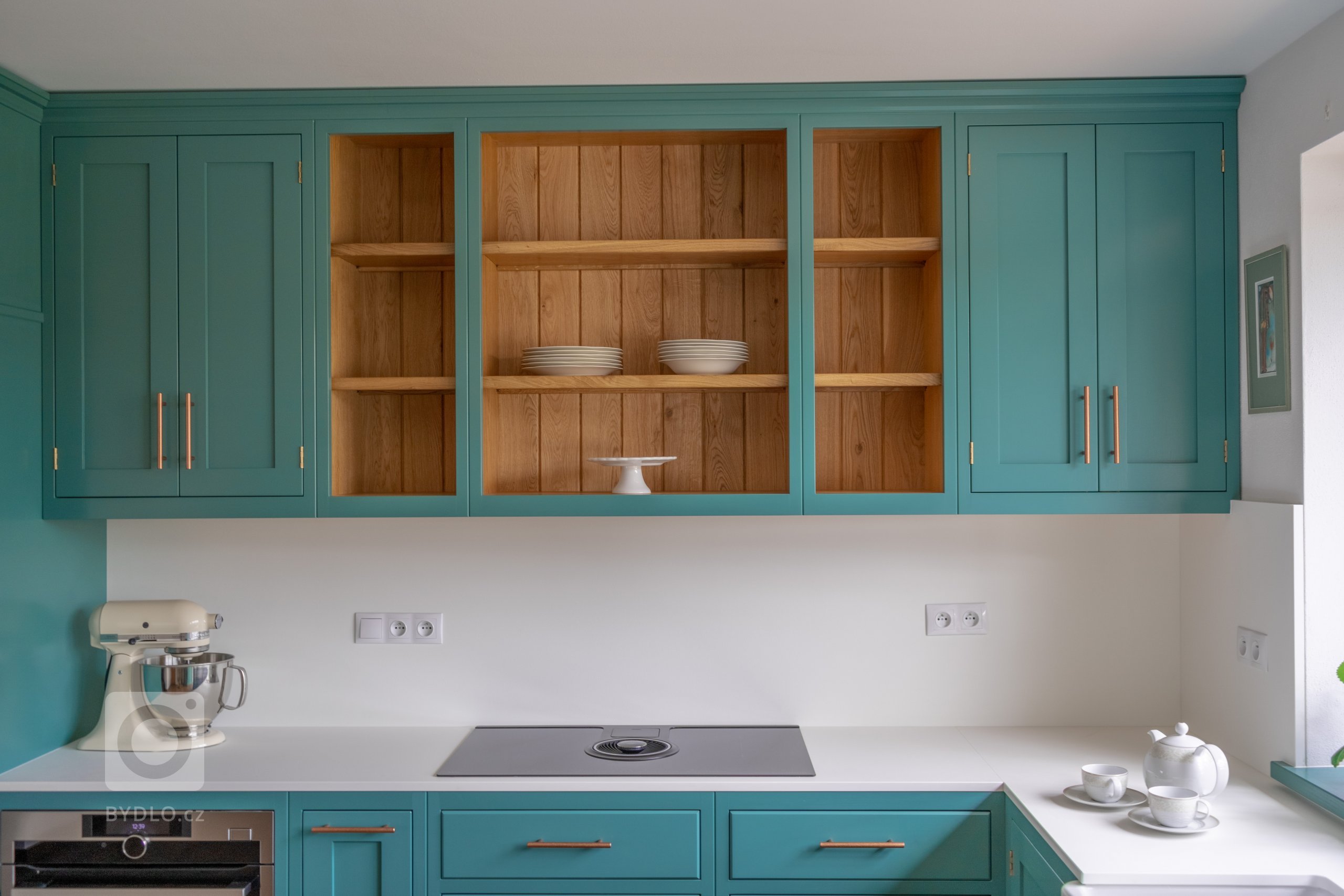 Vzhled této elegantní petrolejové kuchyně České Budějovice je kombinací nádechu venkova a rodinného životního stylu. Spokojený majitel této krásné nové kuchyně…