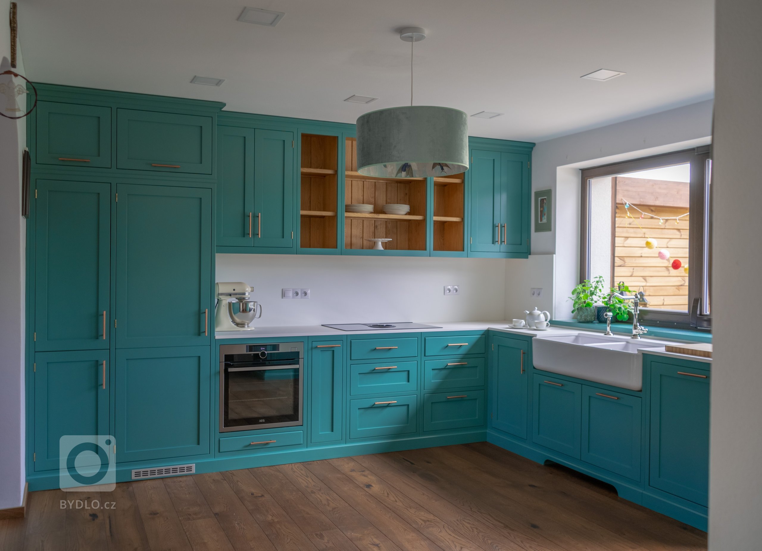 Vzhled této elegantní petrolejové kuchyně České Budějovice je kombinací nádechu venkova a rodinného životního stylu. Spokojený majitel této krásné nové kuchyně…