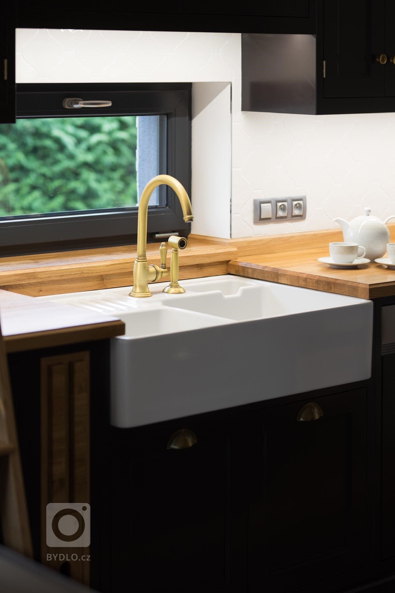 Black &amp; Oak kuchyně Děčín&lsquo; dokonale vystihuje spojení elegance, luxusu a praktičnosti. Potkávají se zde luxusní saténová černá barva spolu s&nbsp…