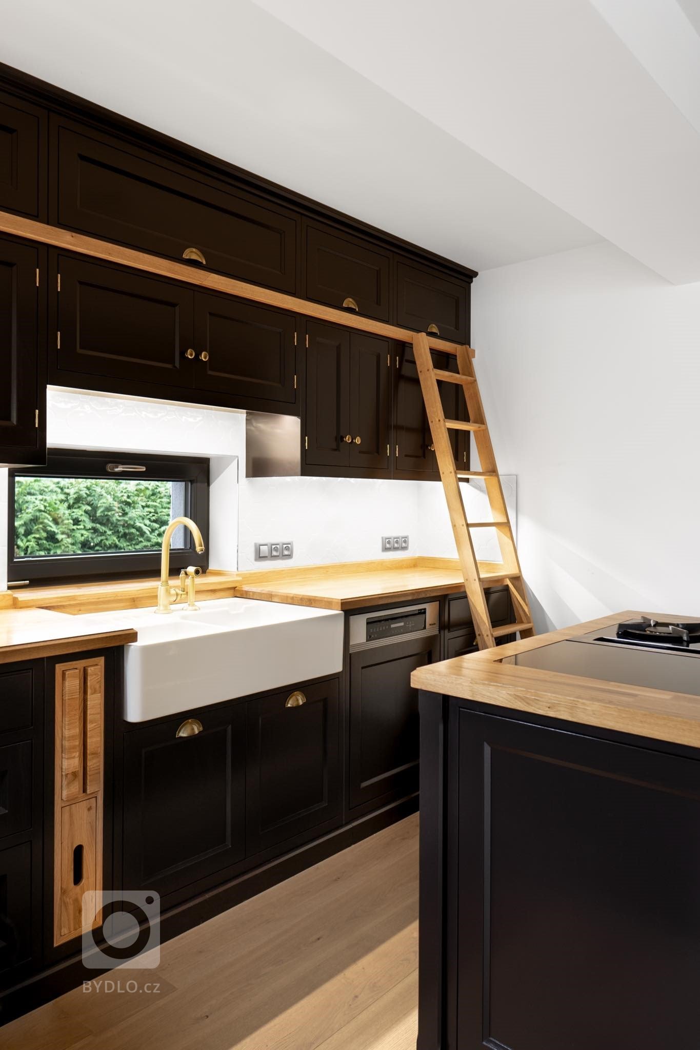 Black &amp; Oak kuchyně Děčín&lsquo; dokonale vystihuje spojení elegance, luxusu a praktičnosti. Potkávají se zde luxusní saténová černá barva spolu s&nbsp…