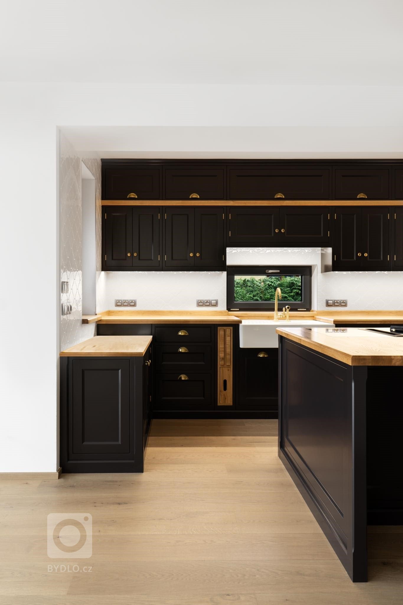 Black &amp; Oak kuchyně Děčín&lsquo; dokonale vystihuje spojení elegance, luxusu a praktičnosti. Potkávají se zde luxusní saténová černá barva spolu s&nbsp…