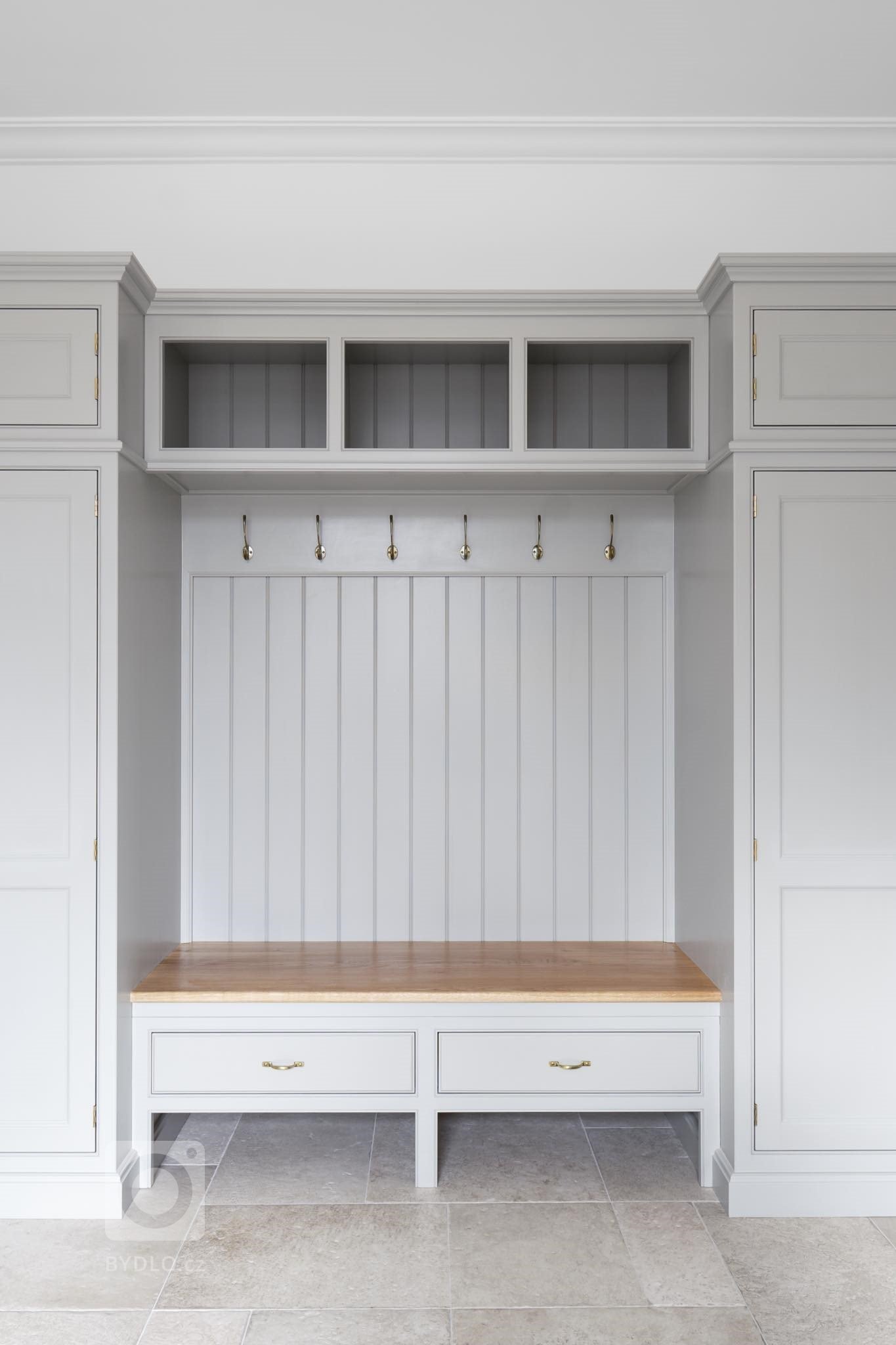 Tato krásná vstupní chodba, která hraje v&nbsp;každodenním rodinném shonu velkou roli, splňuje díky svému promyšlenému designu veškeré požadavky svých majitelů…