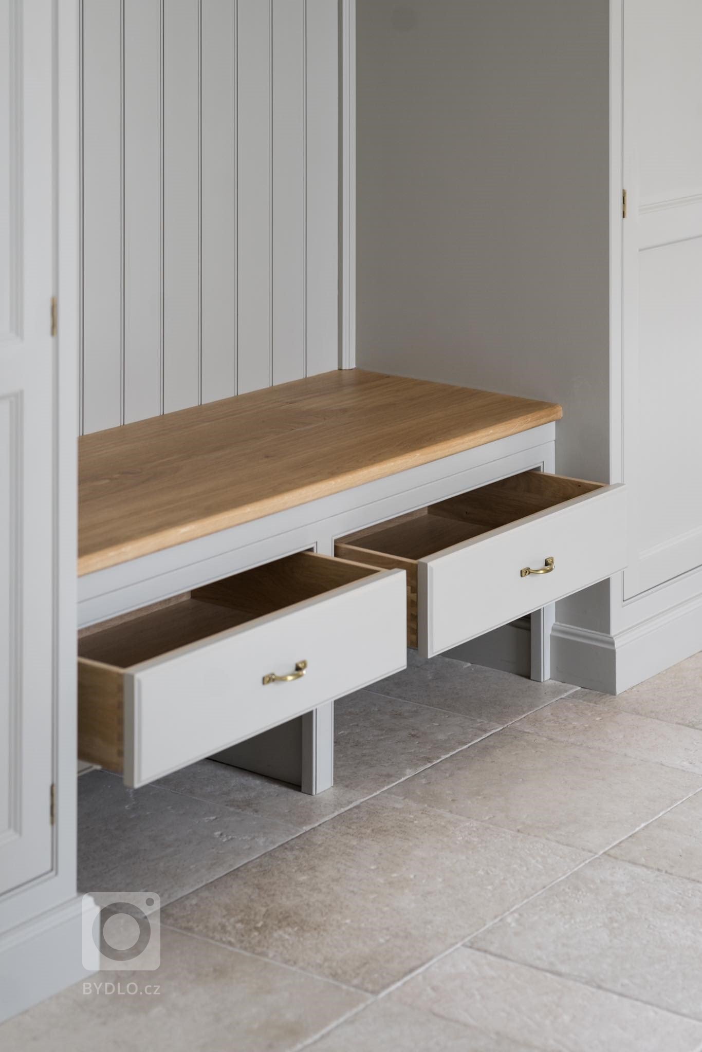 Tato krásná vstupní chodba, která hraje v&nbsp;každodenním rodinném shonu velkou roli, splňuje díky svému promyšlenému designu veškeré požadavky svých majitelů…