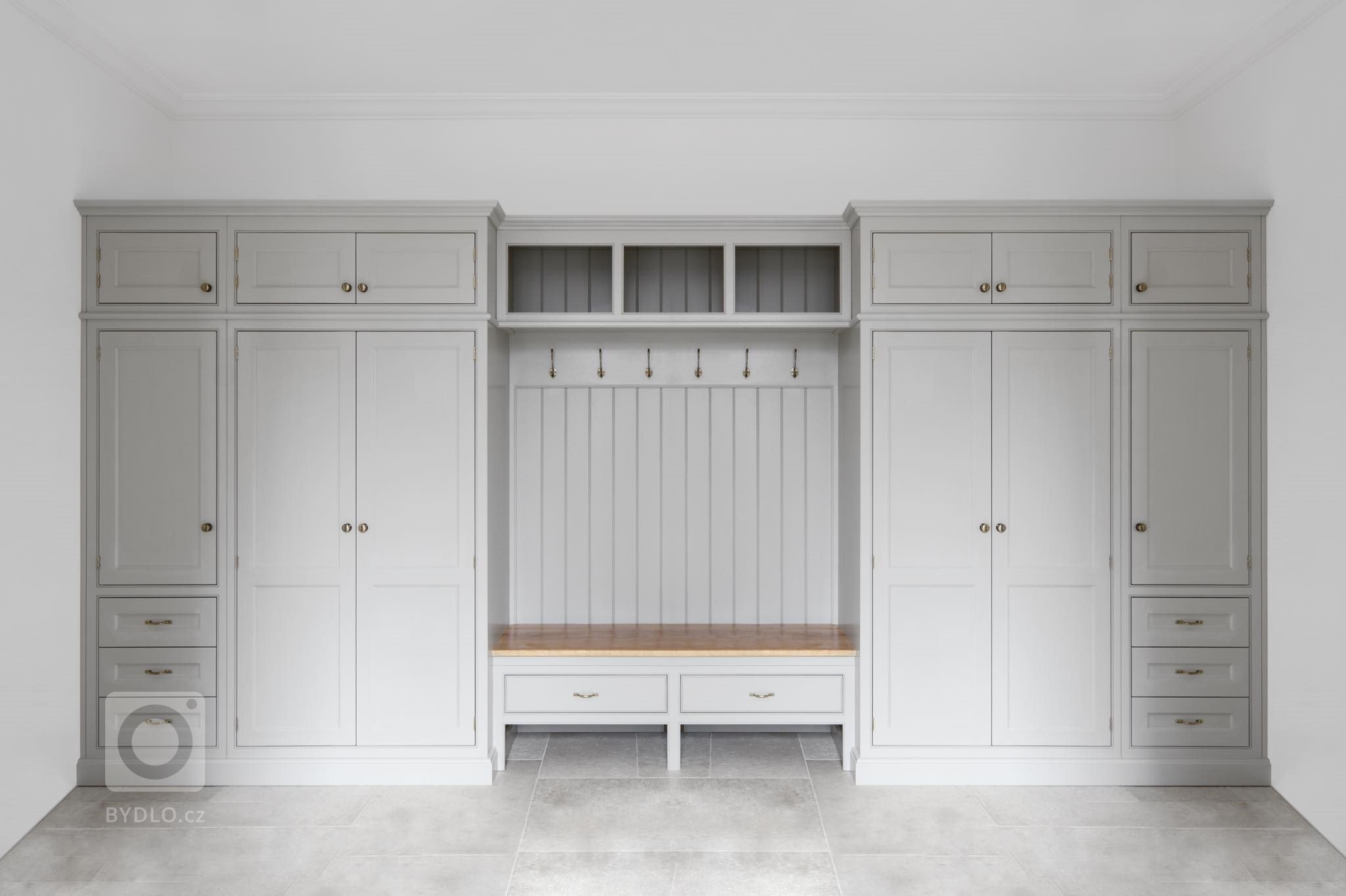 Tato krásná vstupní chodba, která hraje v&nbsp;každodenním rodinném shonu velkou roli, splňuje díky svému promyšlenému designu veškeré požadavky svých majitelů…