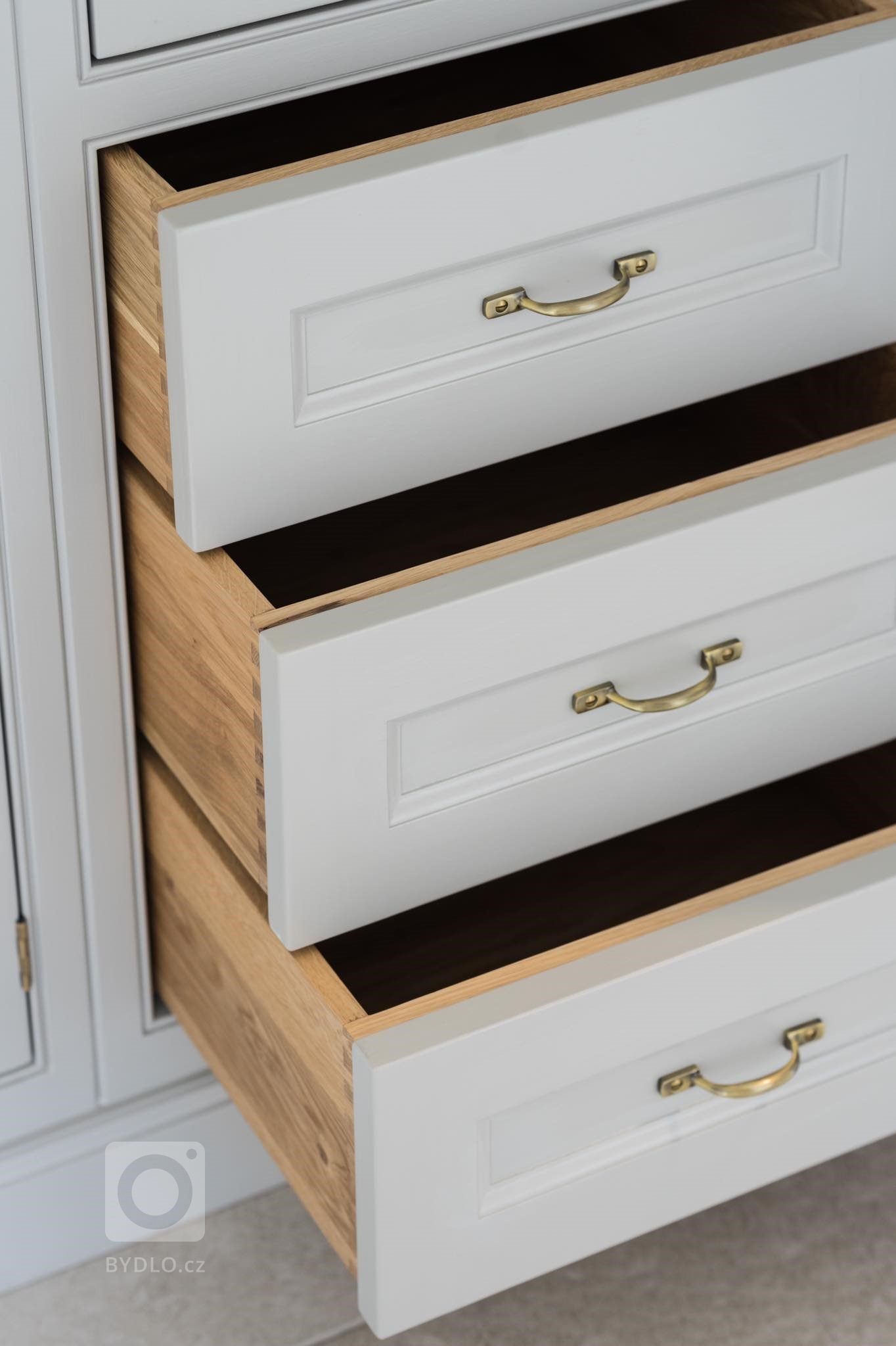 Tato krásná vstupní chodba, která hraje v&nbsp;každodenním rodinném shonu velkou roli, splňuje díky svému promyšlenému designu veškeré požadavky svých majitelů…