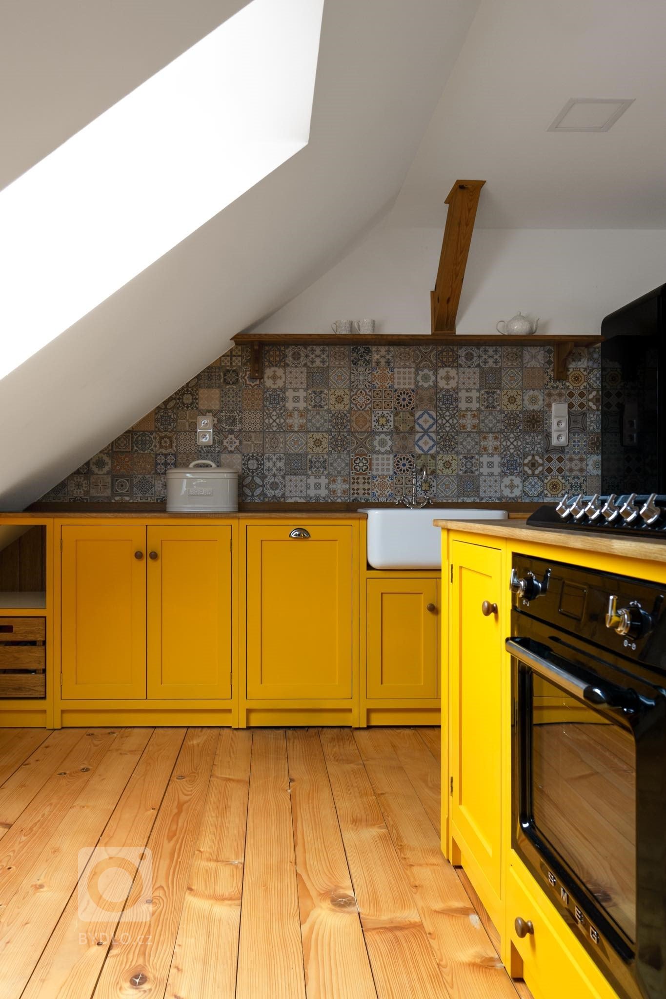 Tato kuchyně byla navržena a vyrobena pro klienty, kteří rekonstruovali svou venkovskou usedlost. Je součástí&nbsp;otevřeného prostoru jednoho z&nbsp;loftových…