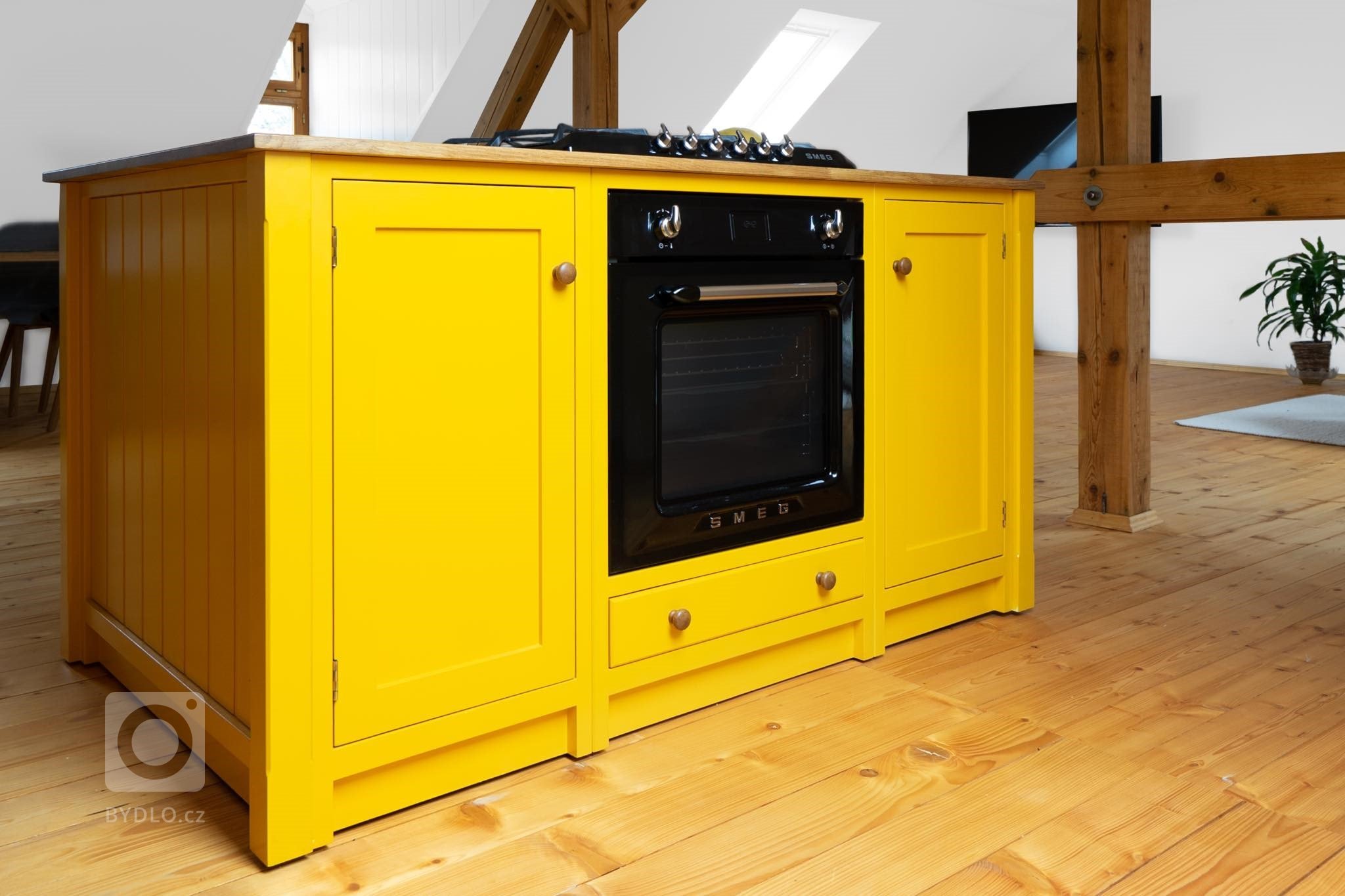 Tato kuchyně byla navržena a vyrobena pro klienty, kteří rekonstruovali svou venkovskou usedlost. Je součástí&nbsp;otevřeného prostoru jednoho z&nbsp;loftových…