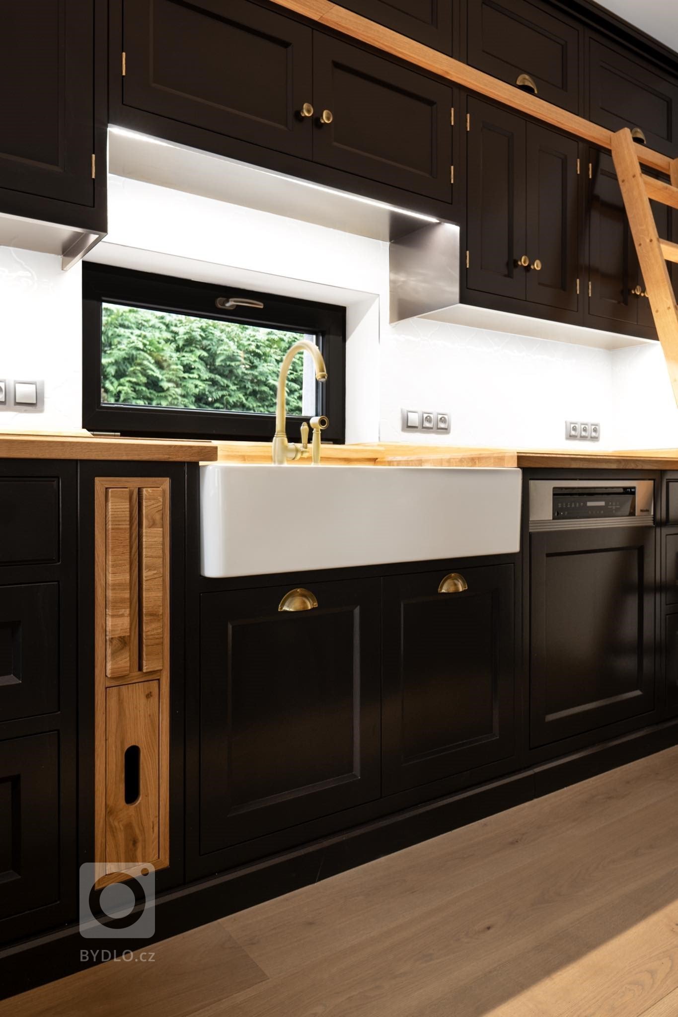 Black &amp; Oak kuchyně Děčín&lsquo; dokonale vystihuje spojení elegance, luxusu a praktičnosti. Potkávají se zde luxusní saténová černá barva spolu s&nbsp…