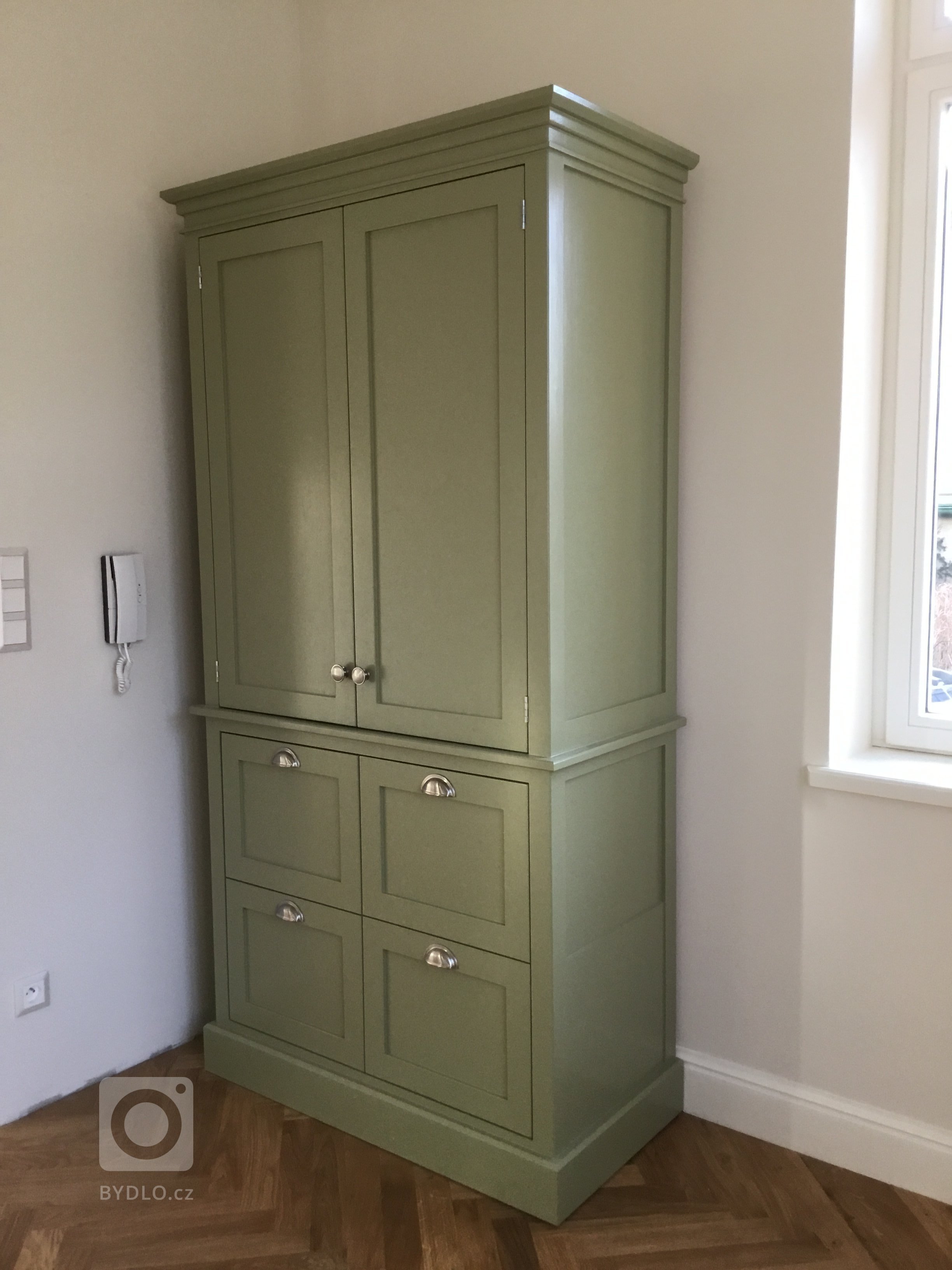 Kredenc v tmavší olivové zelené. 