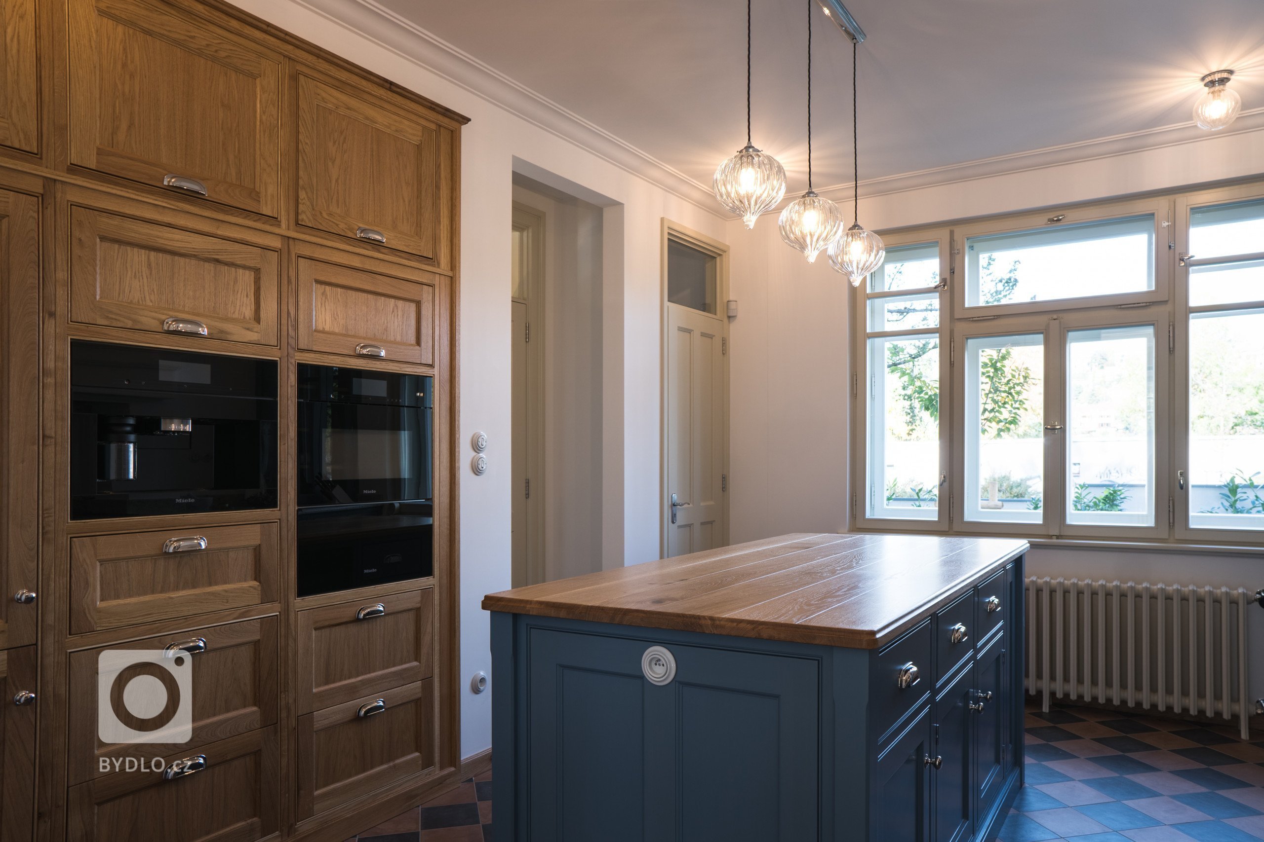 Tuto krásnou kuchyni jsme navrhli a vyrobili pro pražskou vilu z 30. let. Kuchyni v anglickém stylu vévodí klasický range cooker s falešným komínem. Dubové…