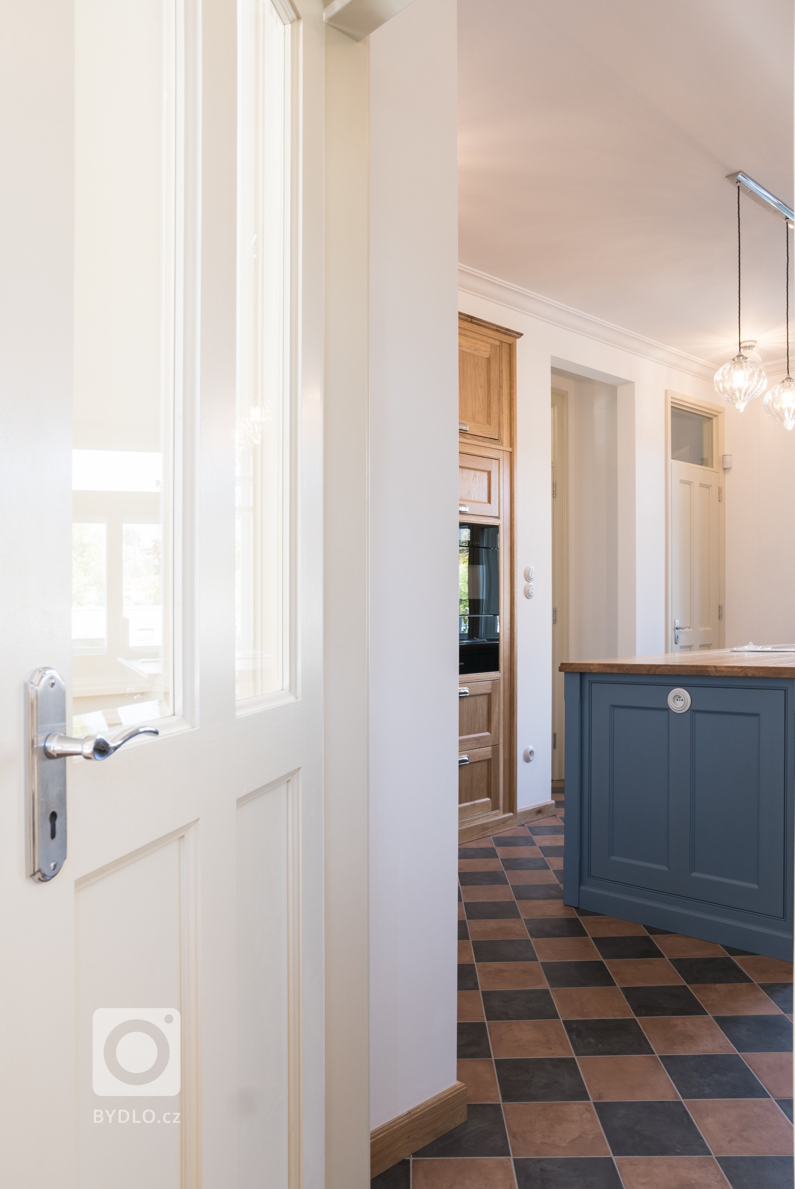 Tuto krásnou kuchyni jsme navrhli a vyrobili pro pražskou vilu z 30. let. Kuchyni v anglickém stylu vévodí klasický range cooker s falešným komínem. Dubové…