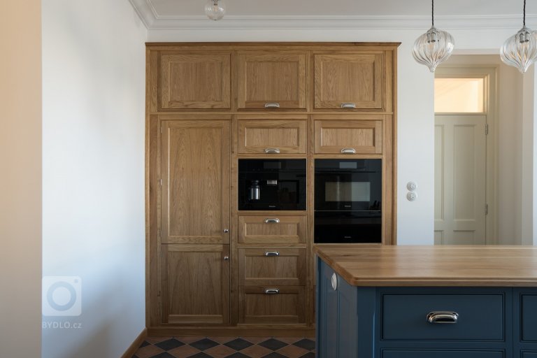 Tuto krásnou kuchyni jsme navrhli a vyrobili pro pražskou vilu z 30. let. Kuchyni v anglickém stylu vévodí klasický range cooker s falešným komínem. Dubové…