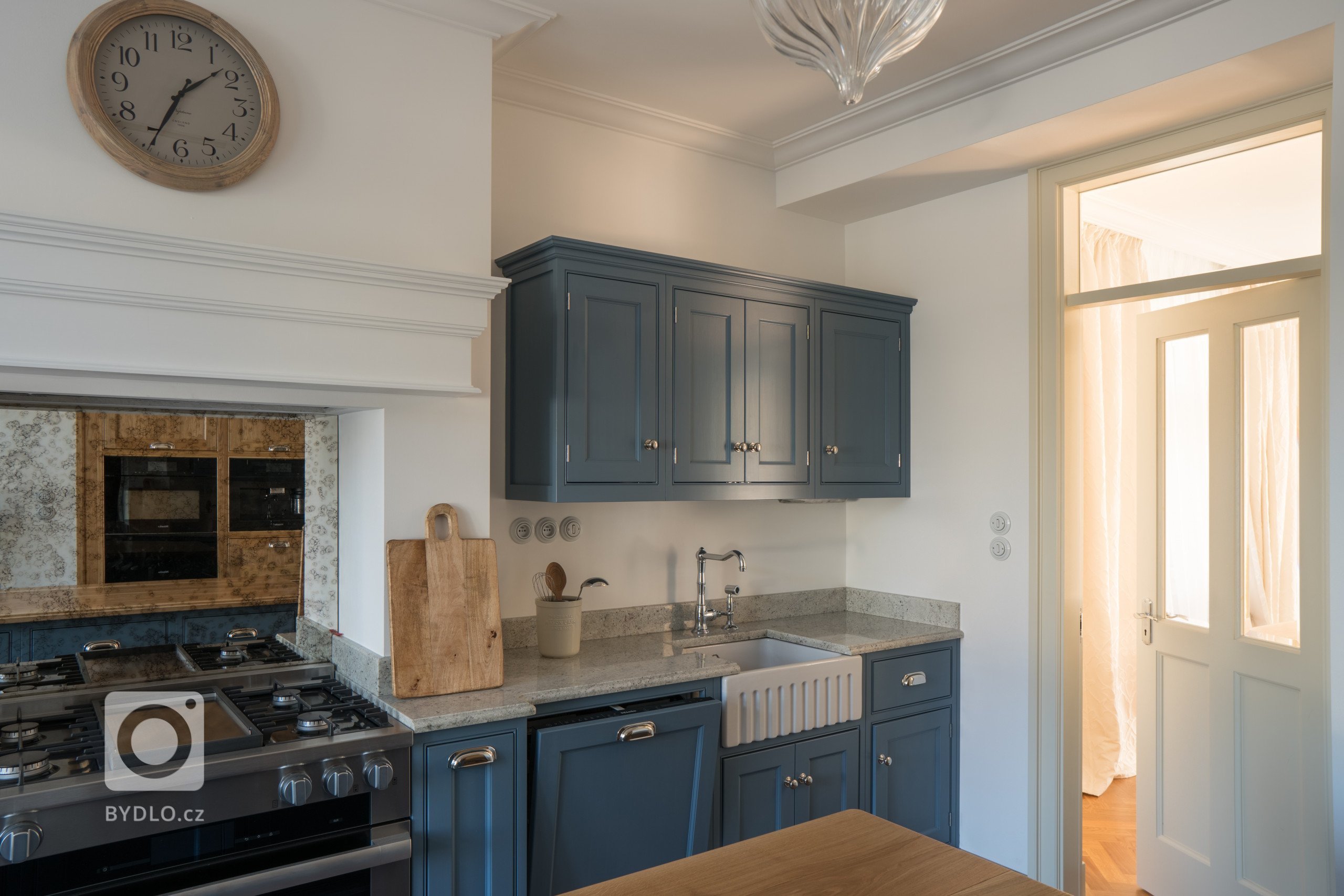 Tuto krásnou kuchyni jsme navrhli a vyrobili pro pražskou vilu z 30. let. Kuchyni v anglickém stylu vévodí klasický range cooker s falešným komínem. Dubové…