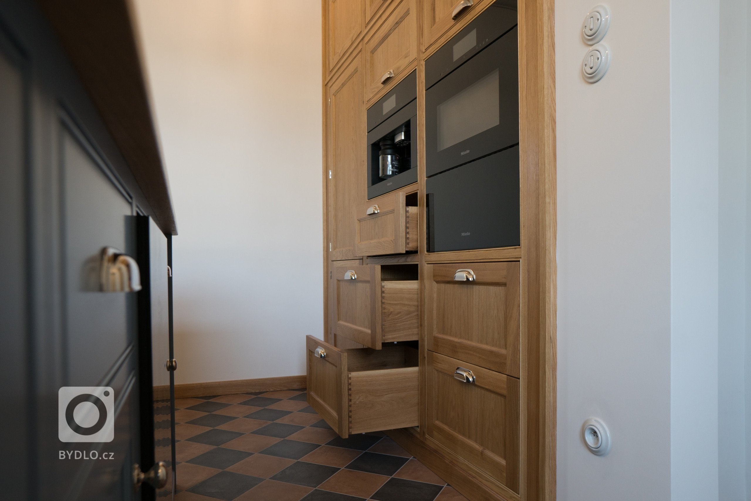 Tuto krásnou kuchyni jsme navrhli a vyrobili pro pražskou vilu z 30. let. Kuchyni v anglickém stylu vévodí klasický range cooker s falešným komínem. Dubové…