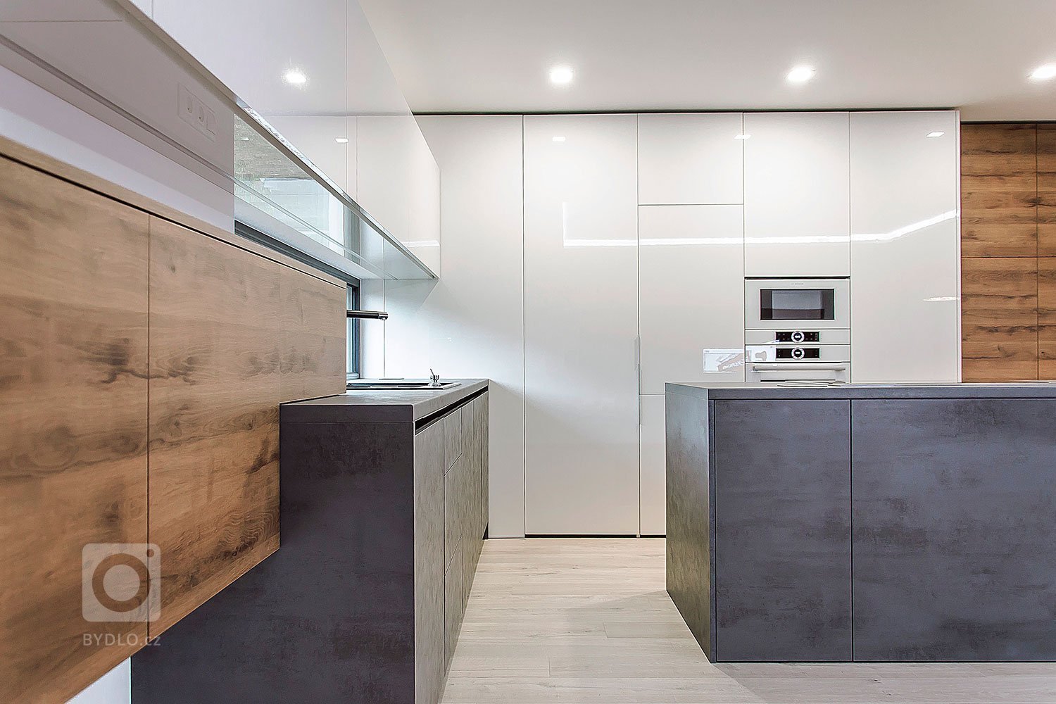 Interiér bol navrhnutý a zrealizovaný pre mladú rodinu. Dizajn interiéru rodinného domu je riešený v čistých jednoduchých líniach. Interiér mál z pohľadu…