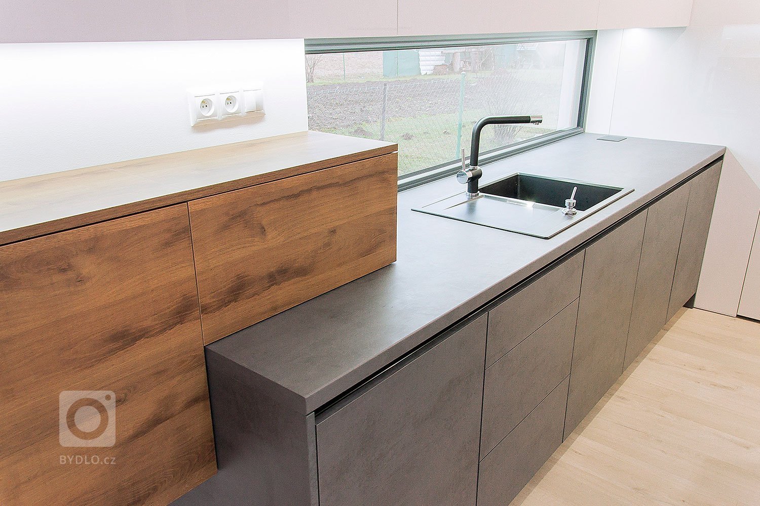 Interiér bol navrhnutý a zrealizovaný pre mladú rodinu. Dizajn interiéru rodinného domu je riešený v čistých jednoduchých líniach. Interiér mál z pohľadu…