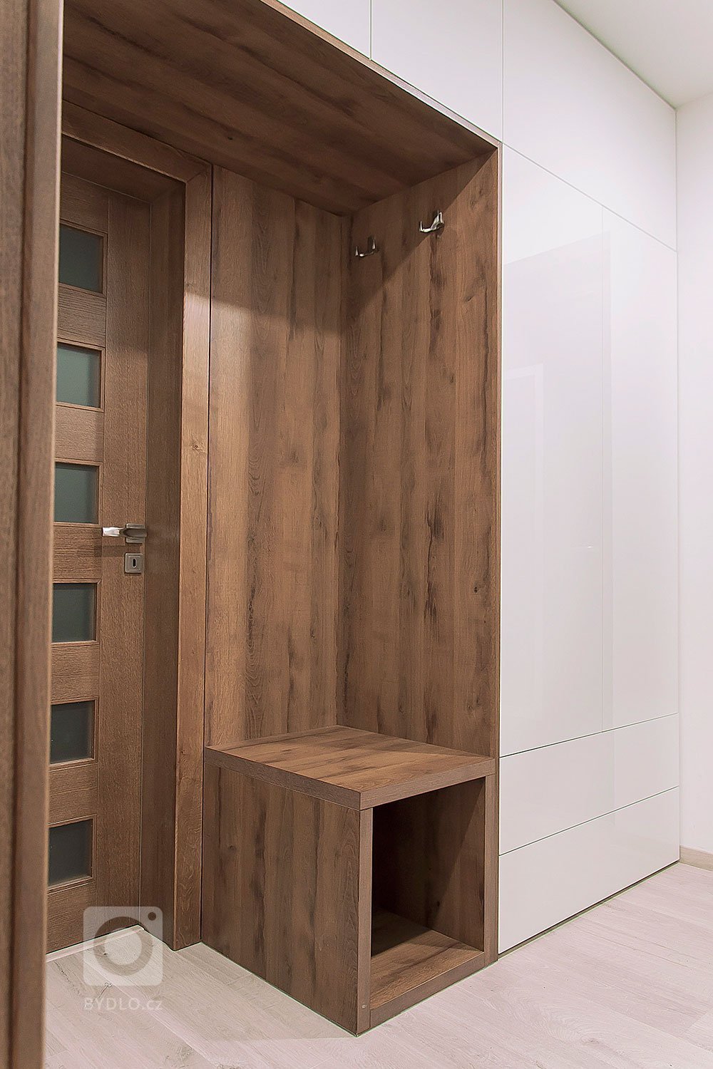 Interiér bol navrhnutý a zrealizovaný pre mladú rodinu. Dizajn interiéru rodinného domu je riešený v čistých jednoduchých líniach. Interiér mál z pohľadu…